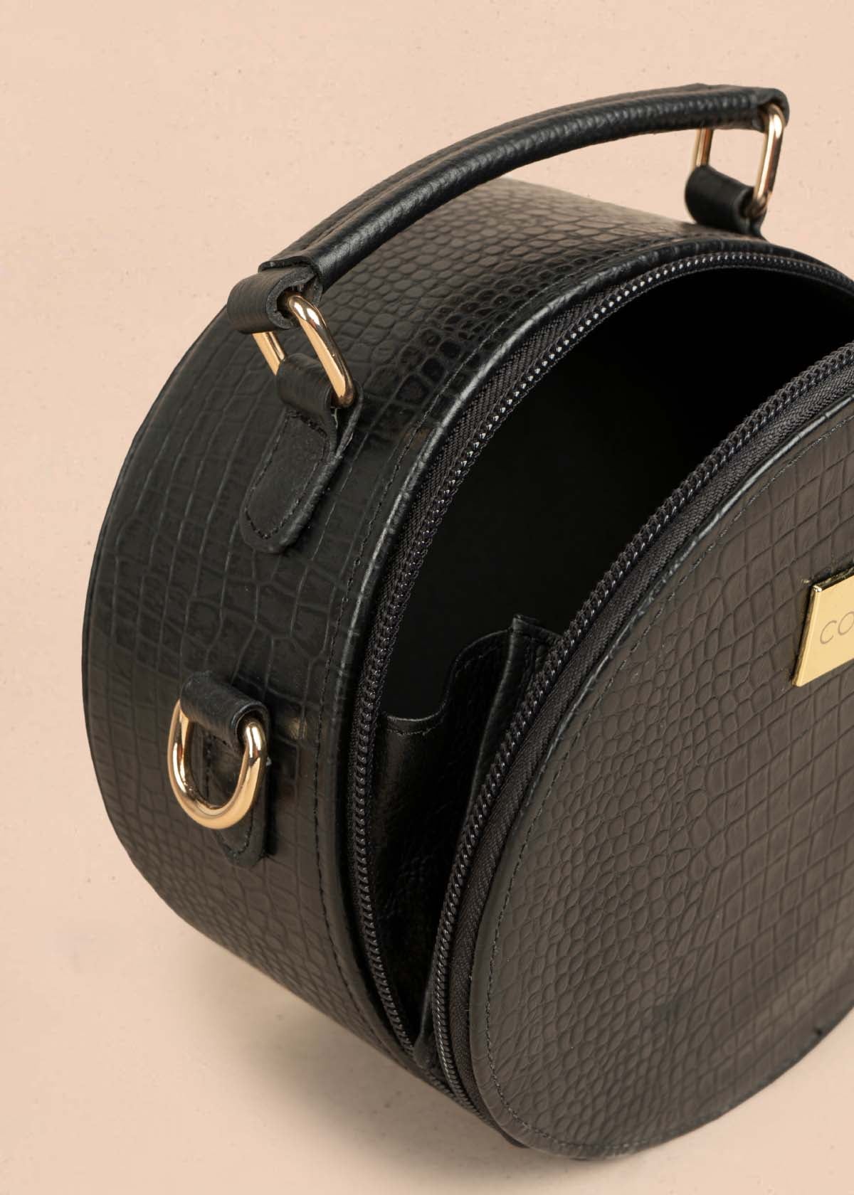 Bolso manos libres en cuero color negro 105313