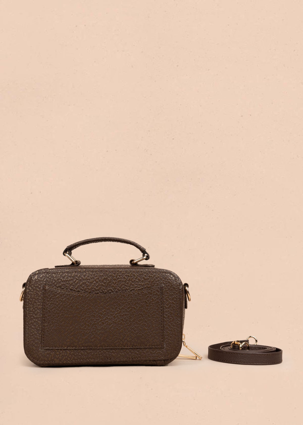 Bolso tipo bandolera color café con asa superior y acabado elegante 105314