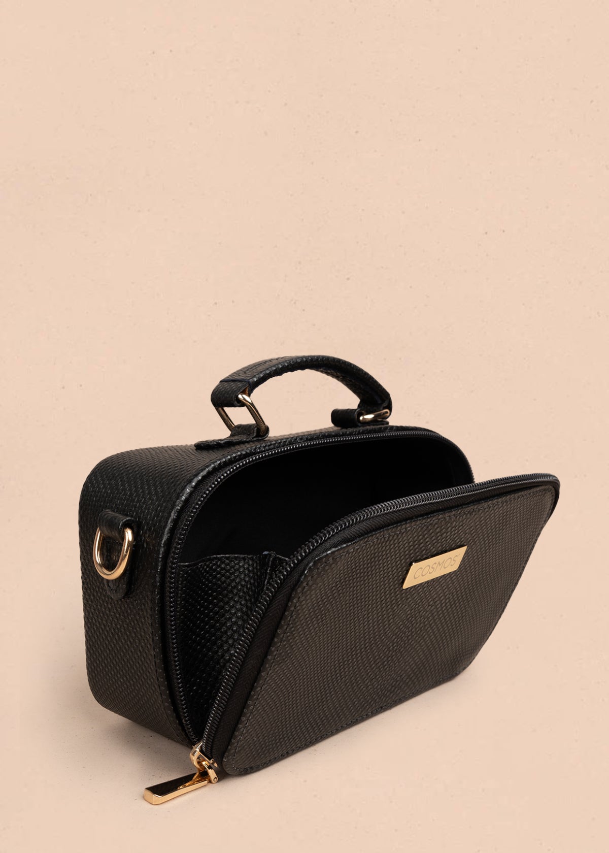 Bolso tipo bandolera color negro con asa superior y acabado elegante 105314