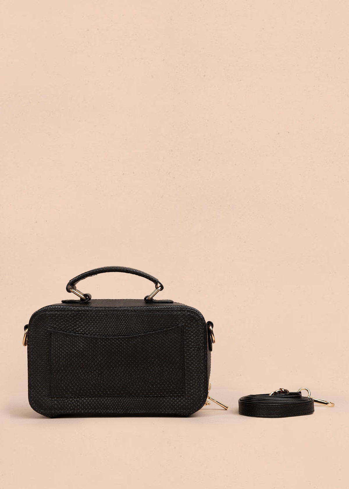 Bolso tipo bandolera color negro con asa superior y acabado elegante 105314