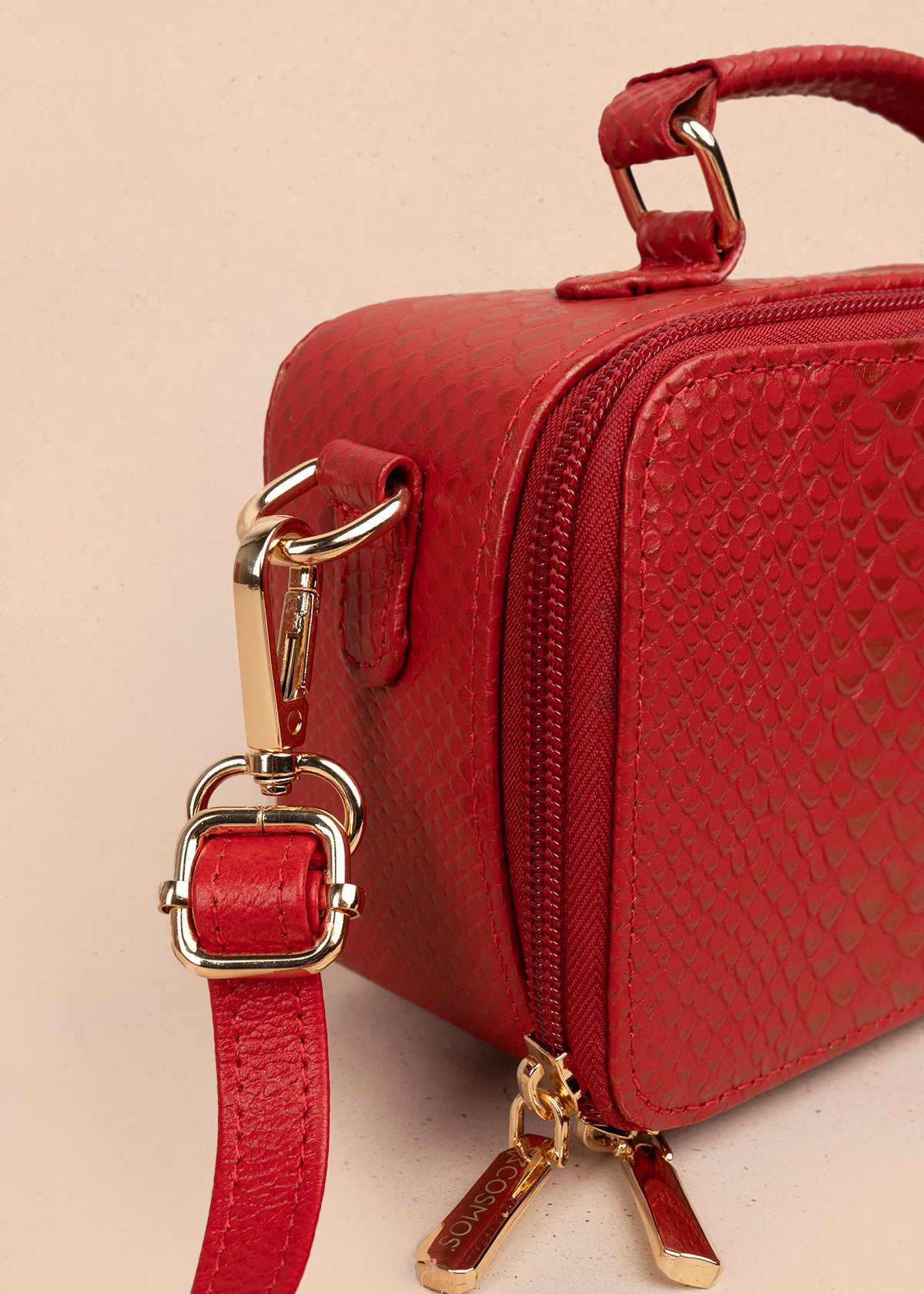 Bolso tipo bandolera color rojo con asa superior y acabado elegante 105314