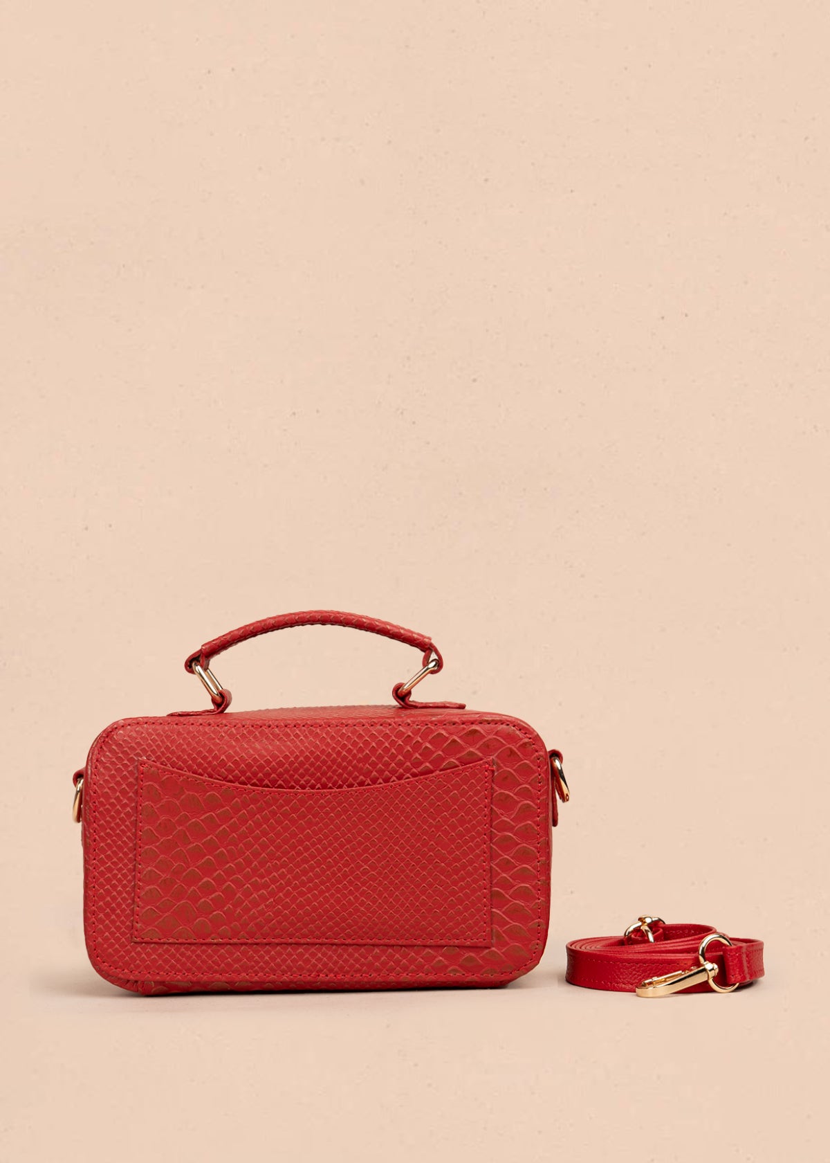 Bolso tipo bandolera color rojo con asa superior y acabado elegante 105314
