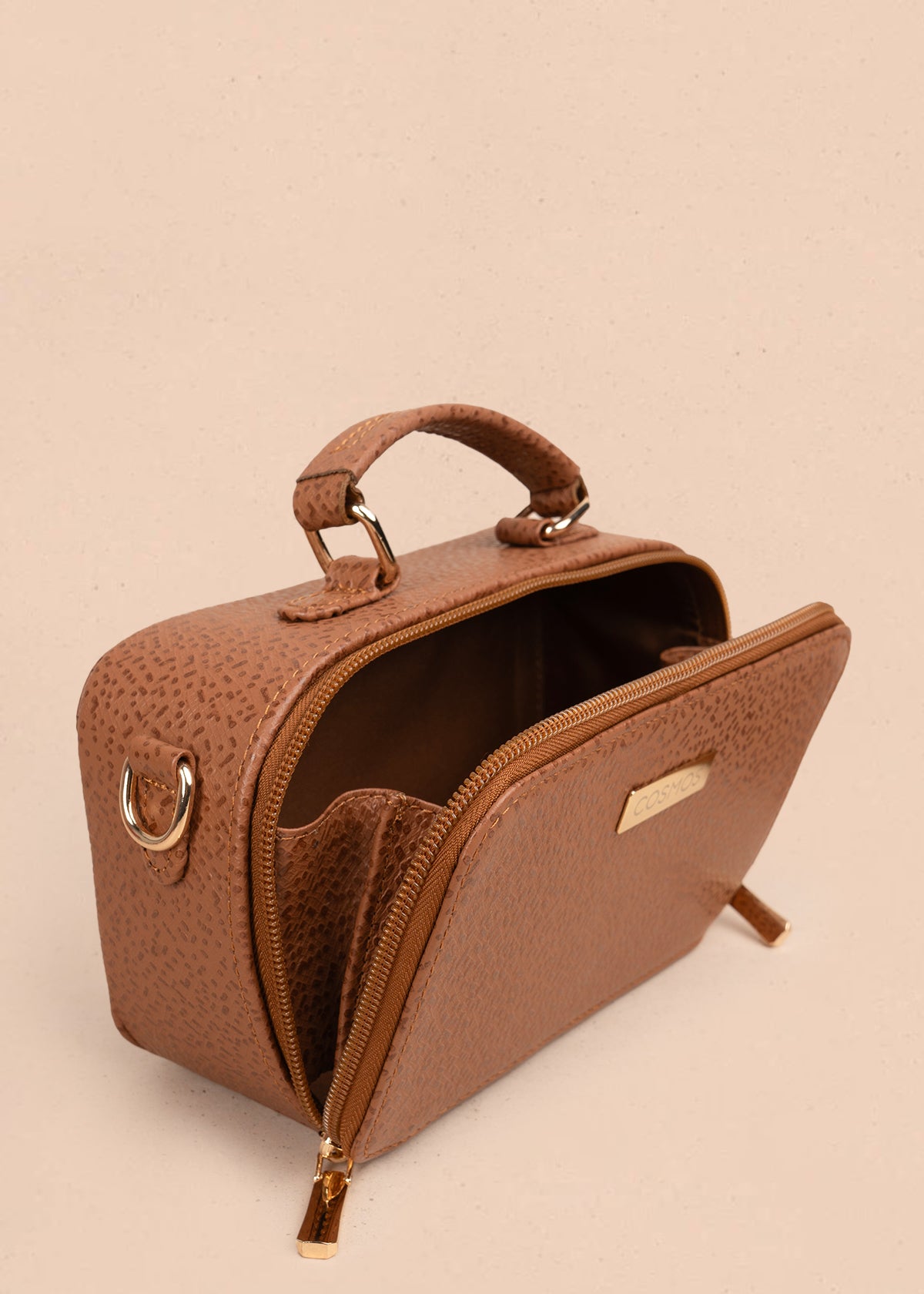 Bolso tipo bandolera color tabaco con asa superior y acabado elegante 105314