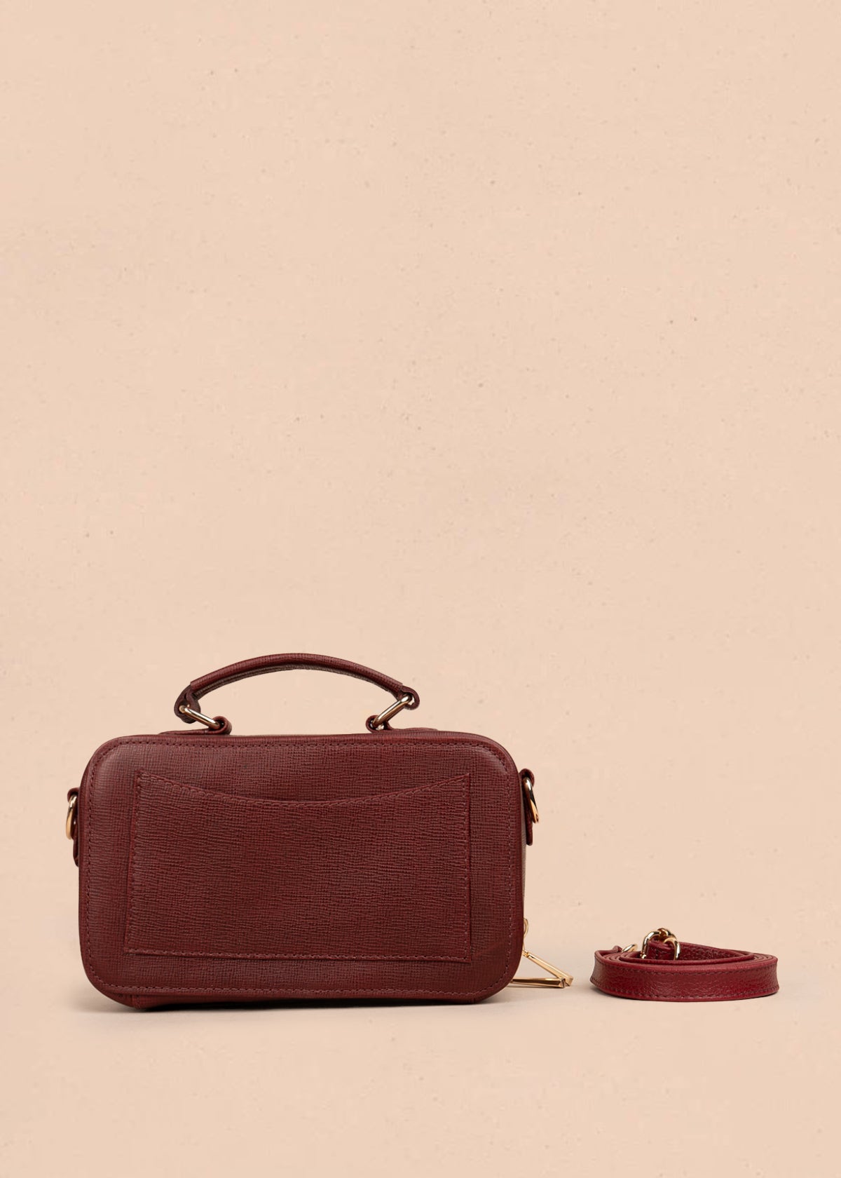 Bolso tipo bandolera color vinotinto con asa superior y acabado elegante 105314