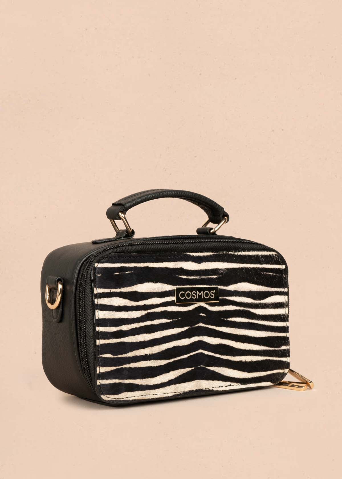 Bolso manos libres en cuero color negro y cuero con pelo animal print 105315