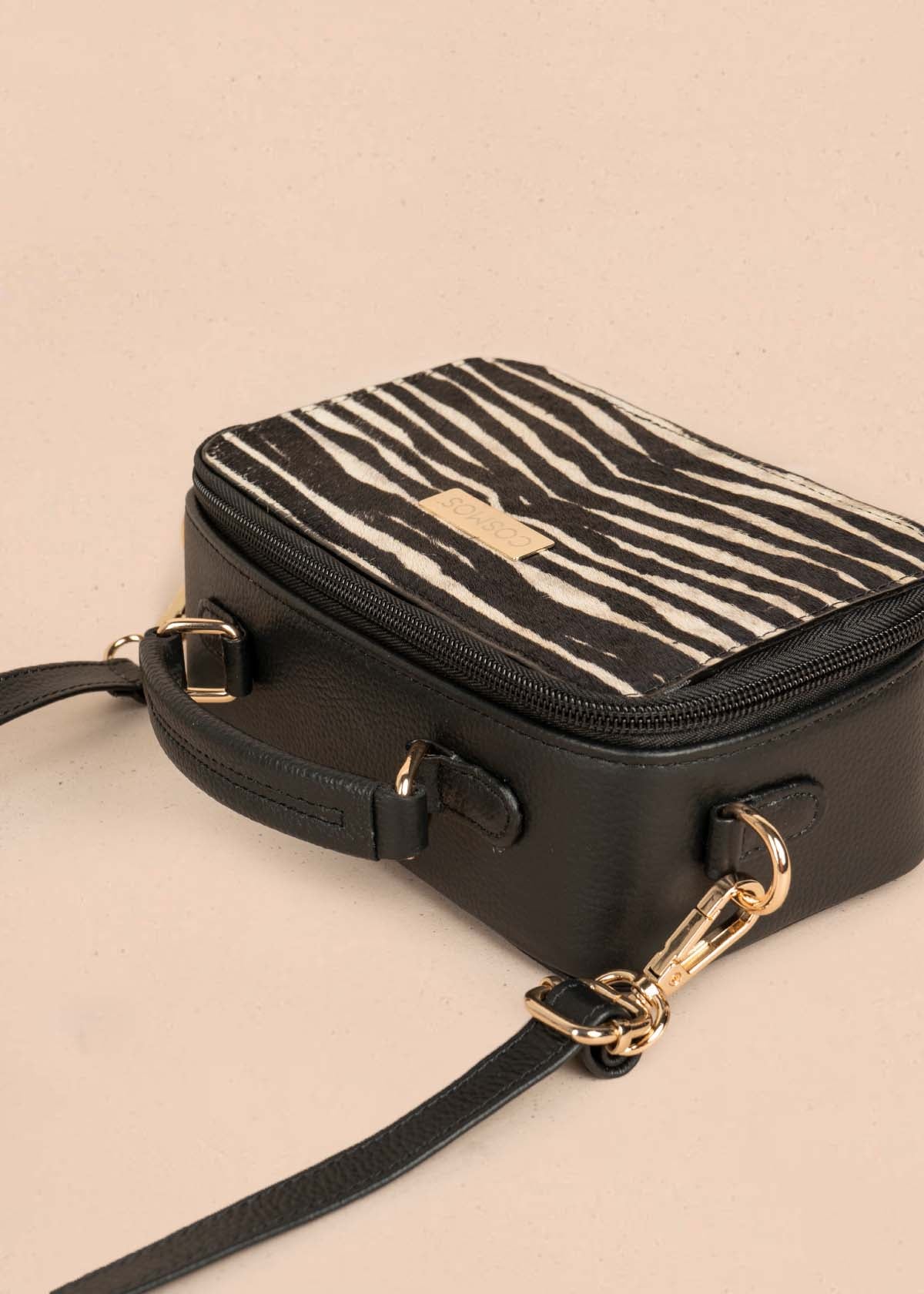 Bolso manos libres en cuero color negro y cuero con pelo animal print 105315