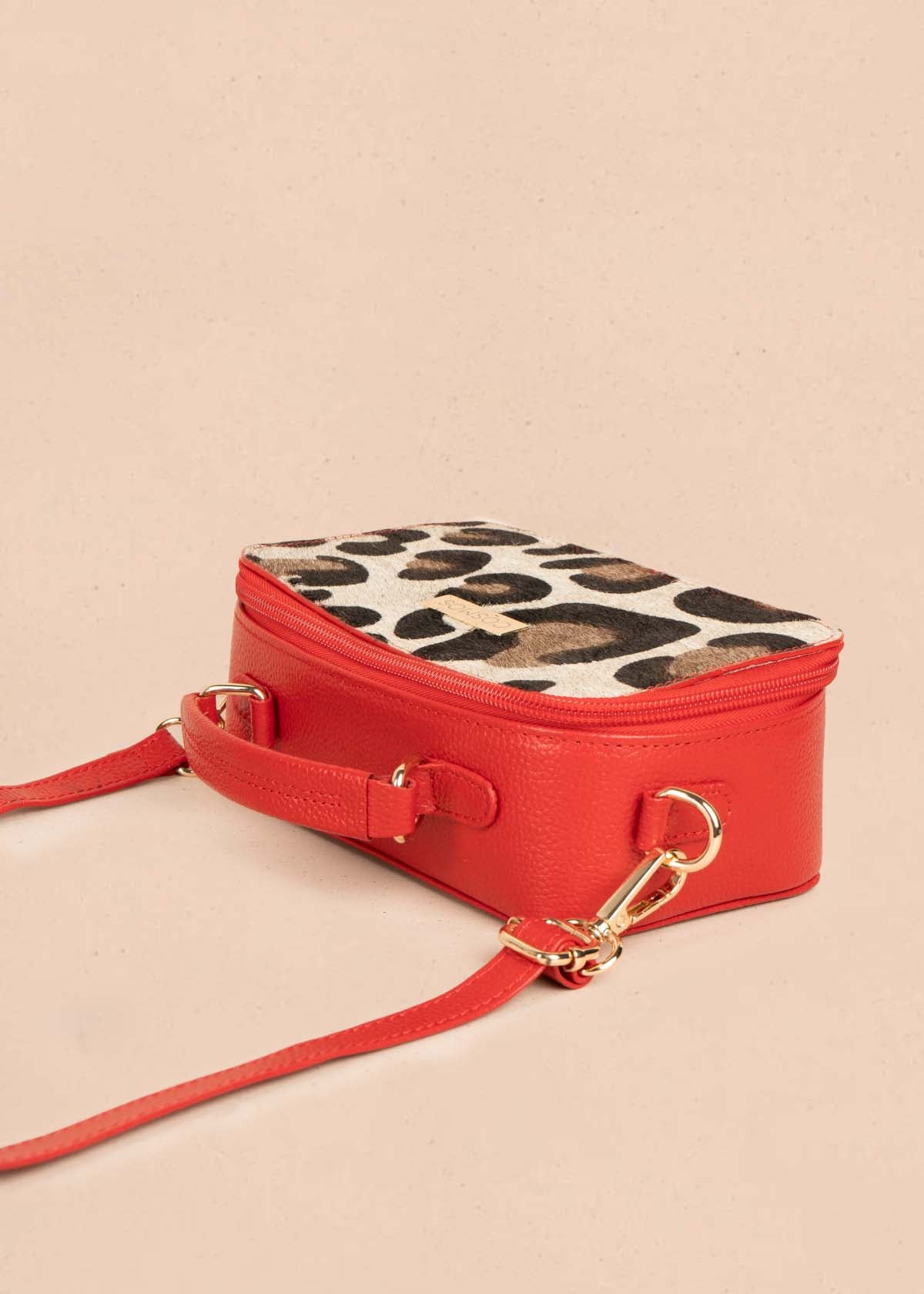 Bolso manos libres en cuero color rojo y cuero con pelo animal print 105315