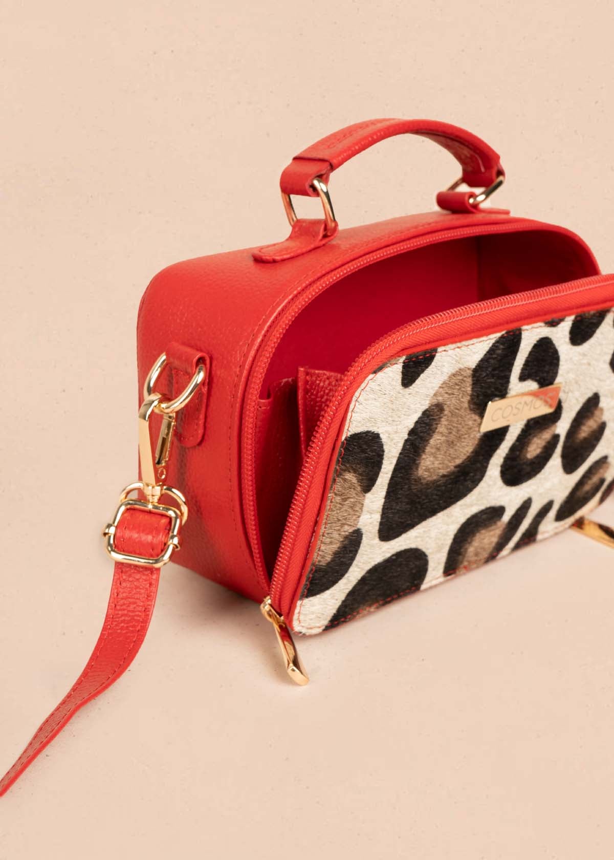 Bolso manos libres en cuero color rojo y cuero con pelo animal print 105315