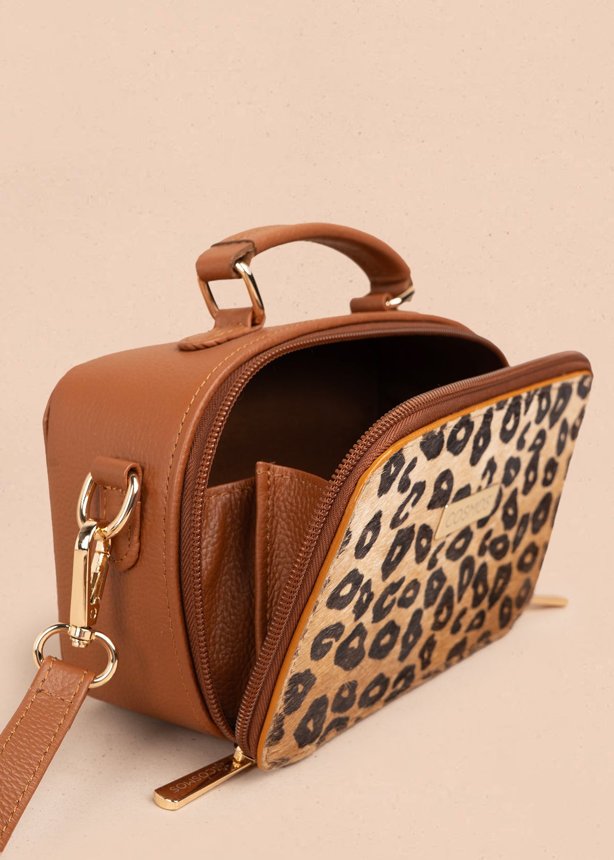 Bolso manos libres en cuero color tabaco y cuero con pelo animal print 105315