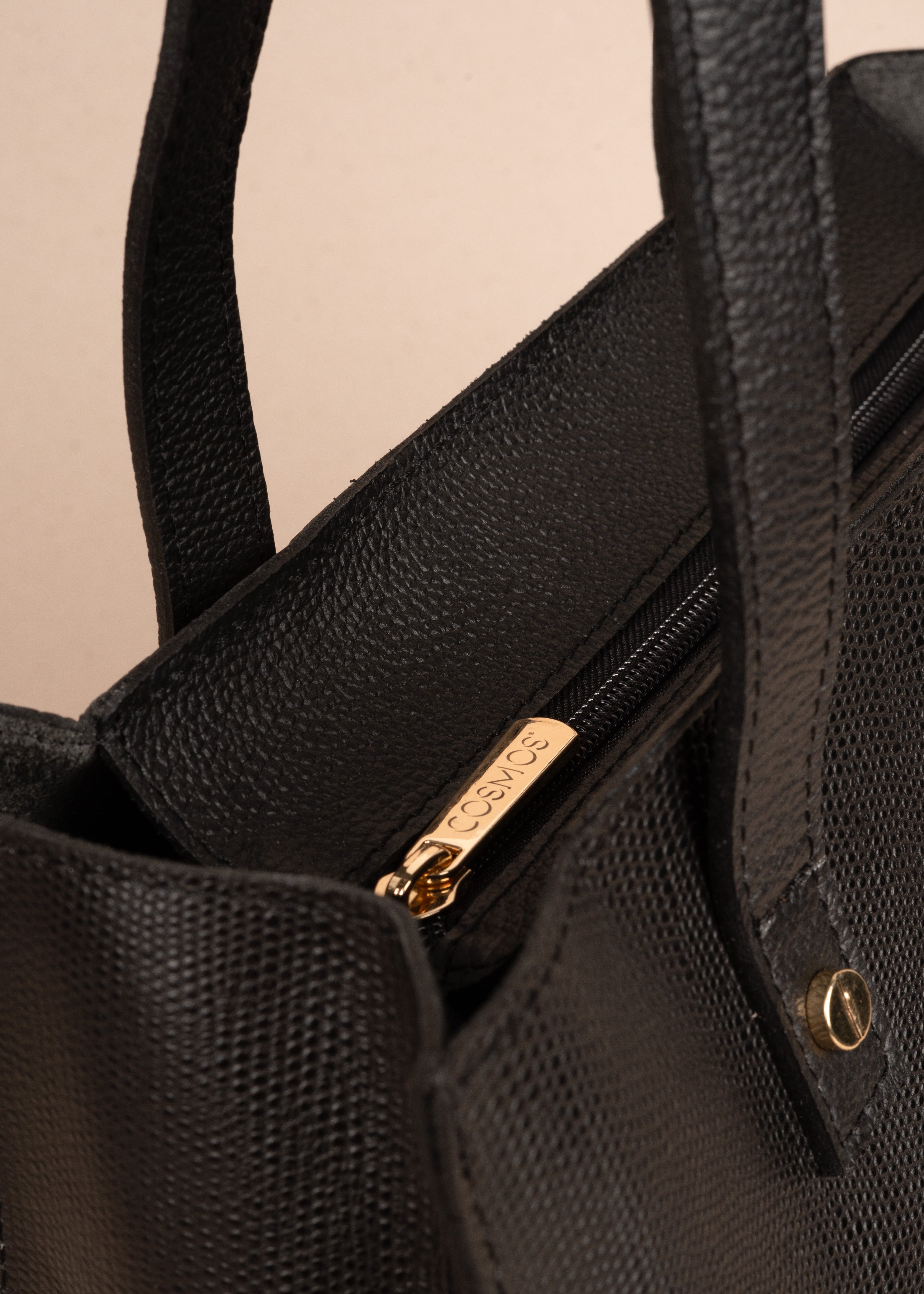 Bolso tipo cartera en cuero color negro con textura croco 105316