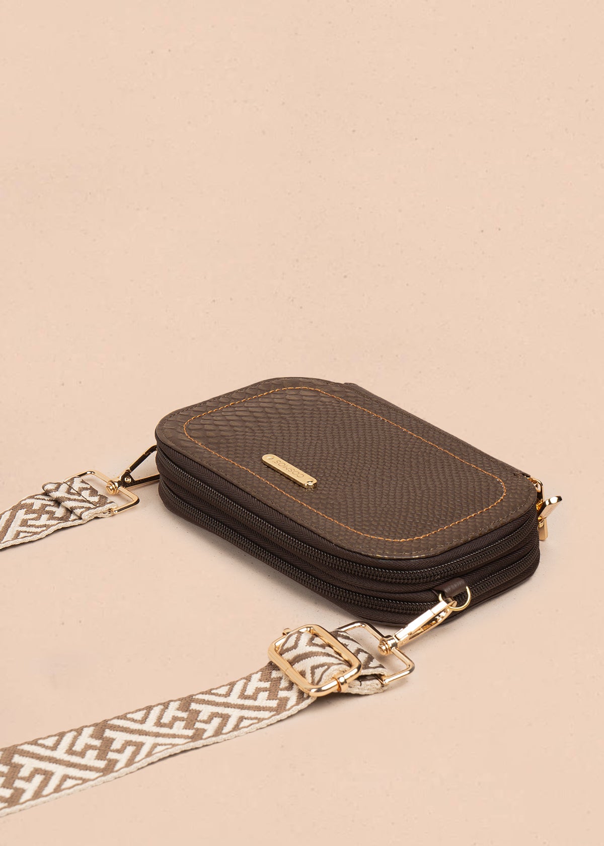 Bolso manos libres en cuero color café 105317