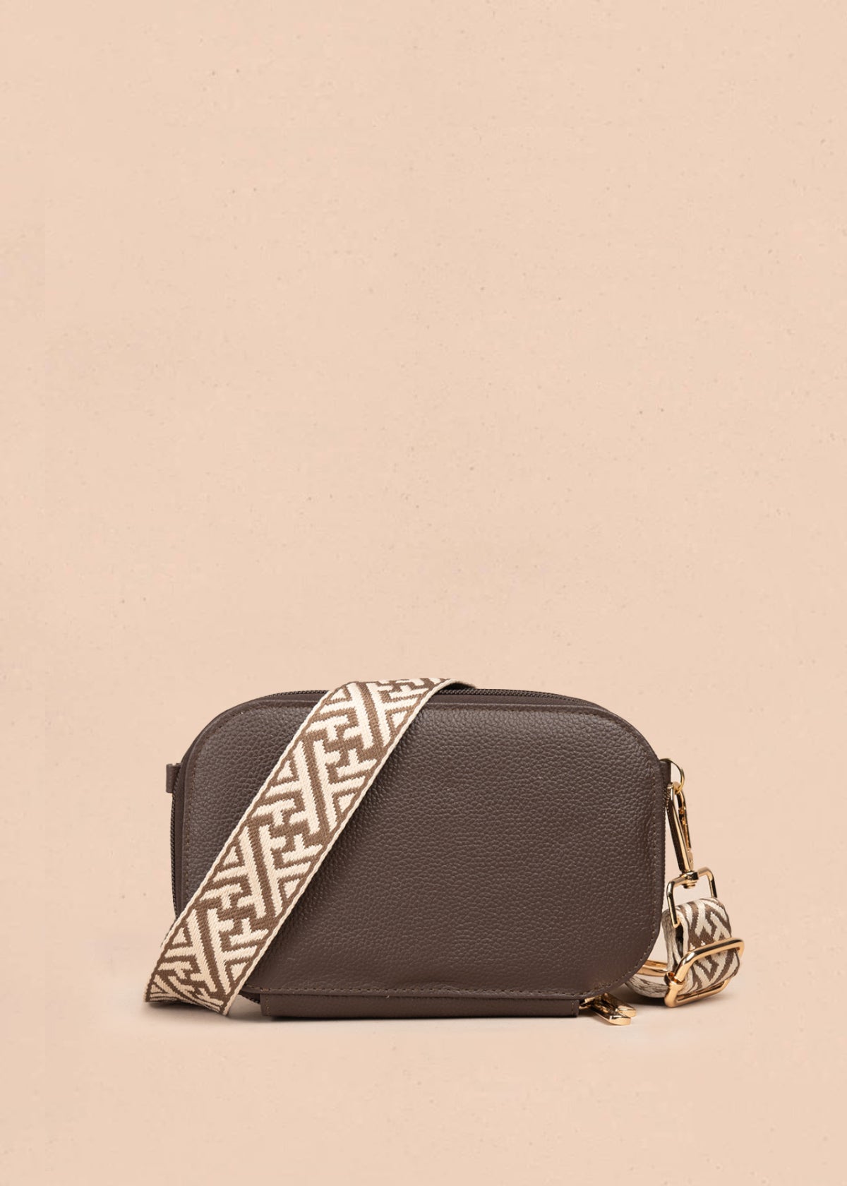 Bolso manos libres en cuero color café 105317