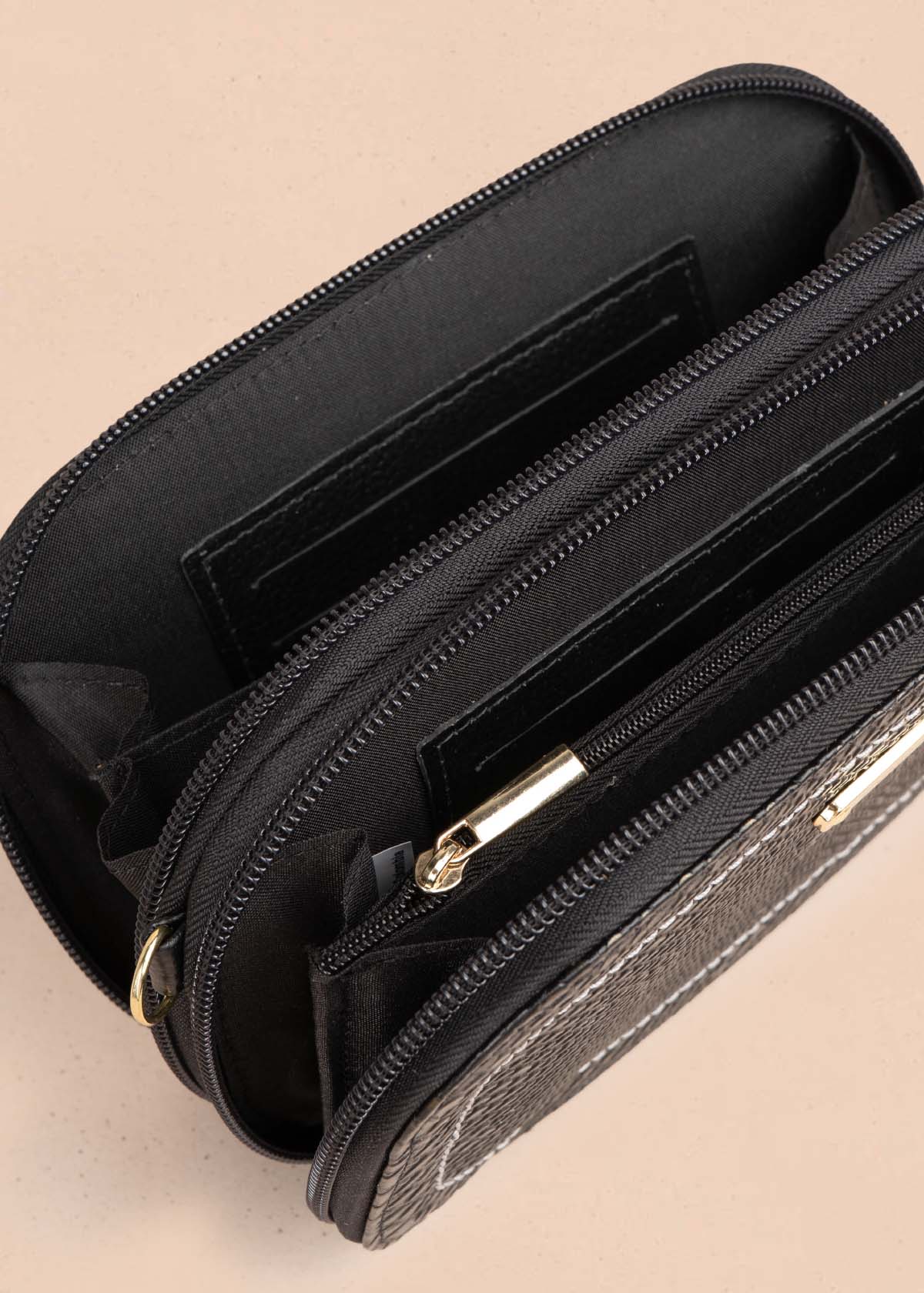 Bolso manos libres en cuero color negro 105317
