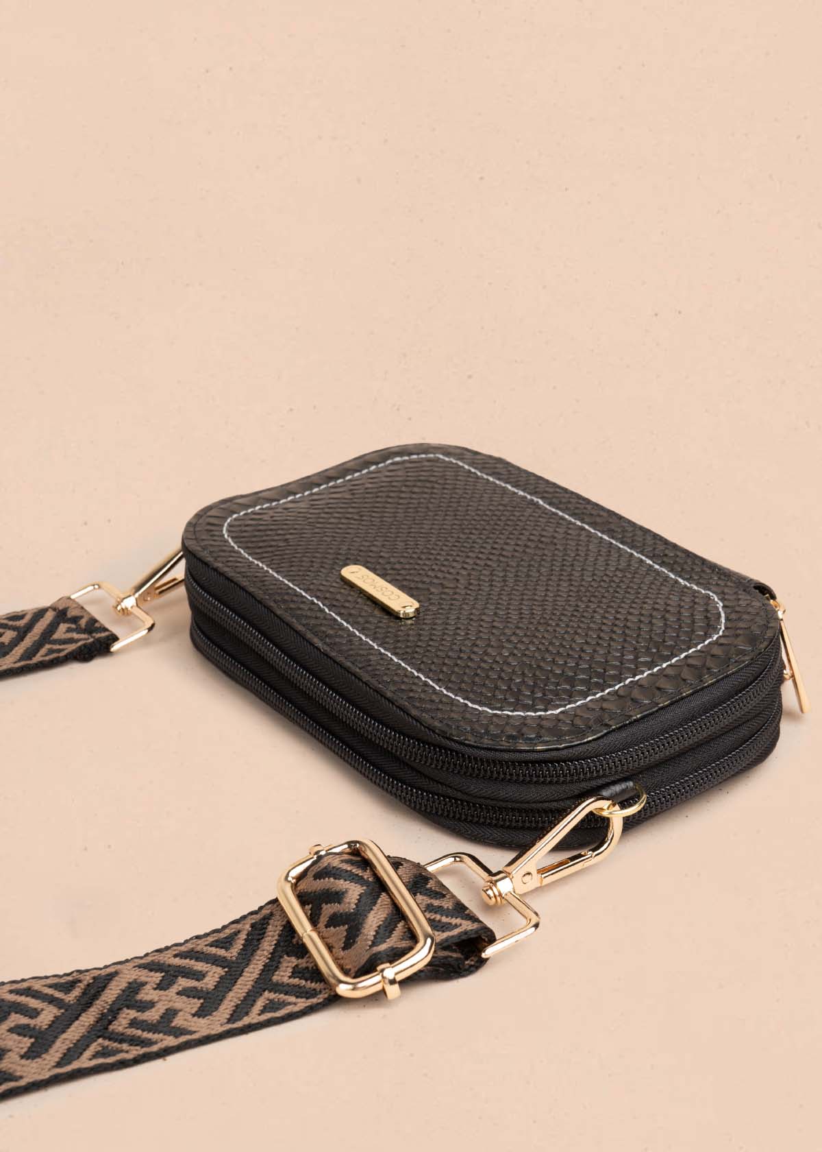 Bolso manos libres en cuero color negro 105317