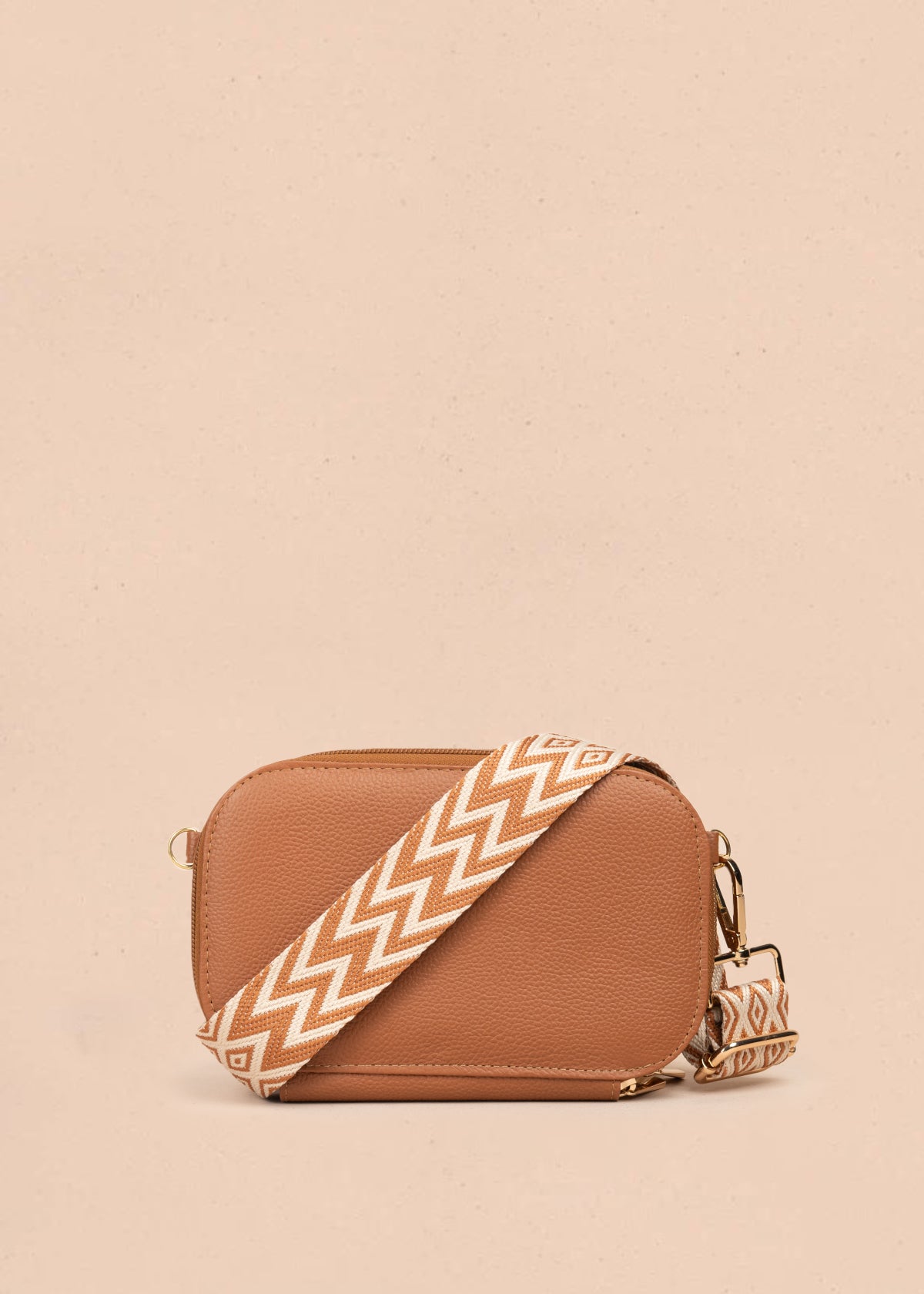 Bolso manos libres en cuero color tabaco 105317