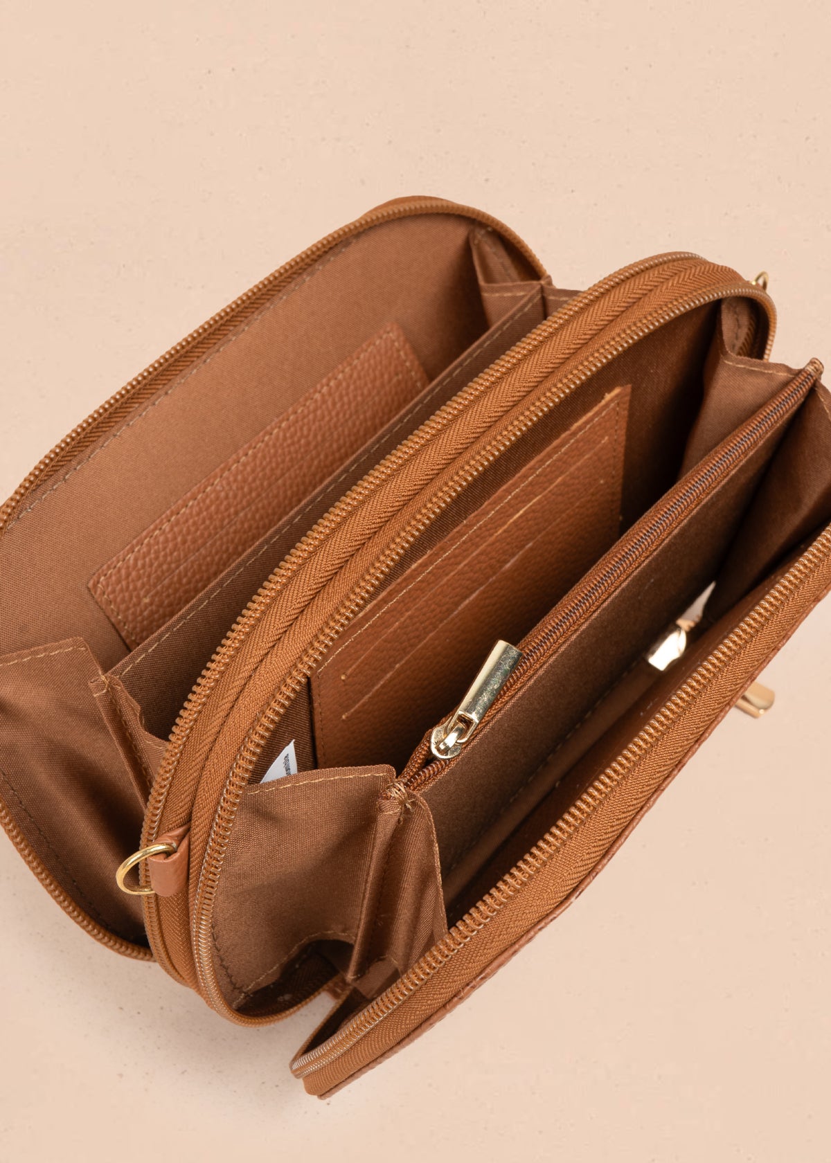 Bolso manos libres en cuero color tabaco 105317