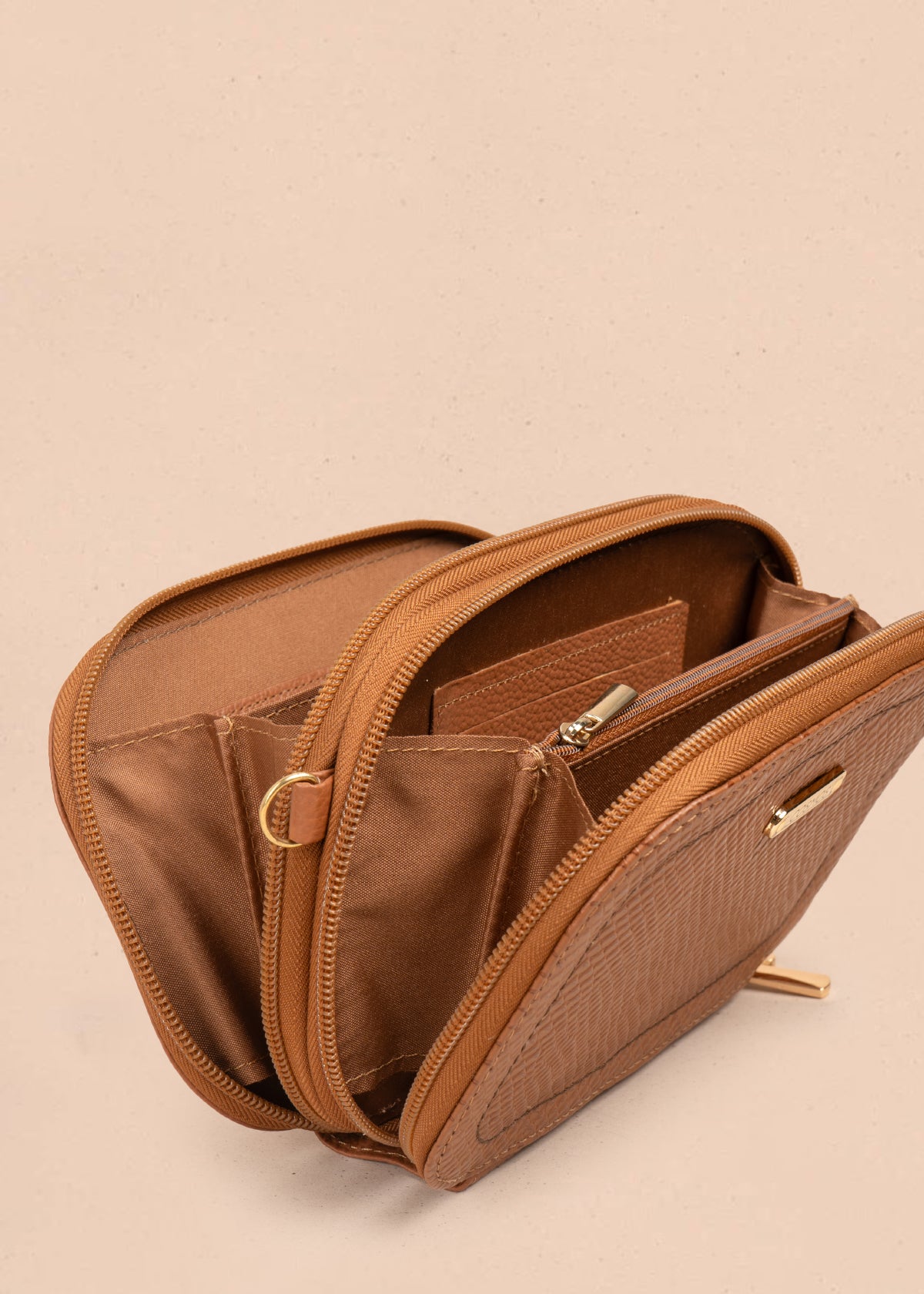 Bolso manos libres en cuero color tabaco 105317