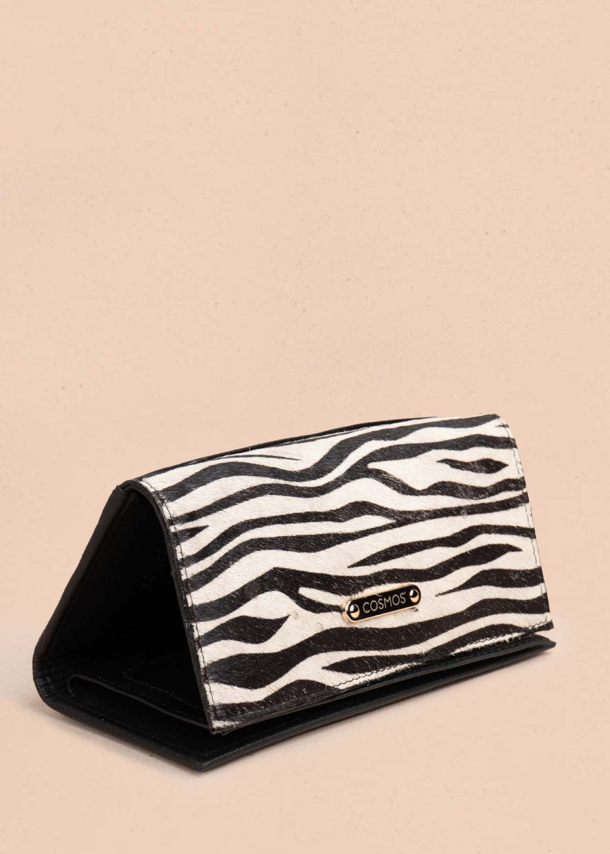 Billetera en cuero animal print color negro 105320