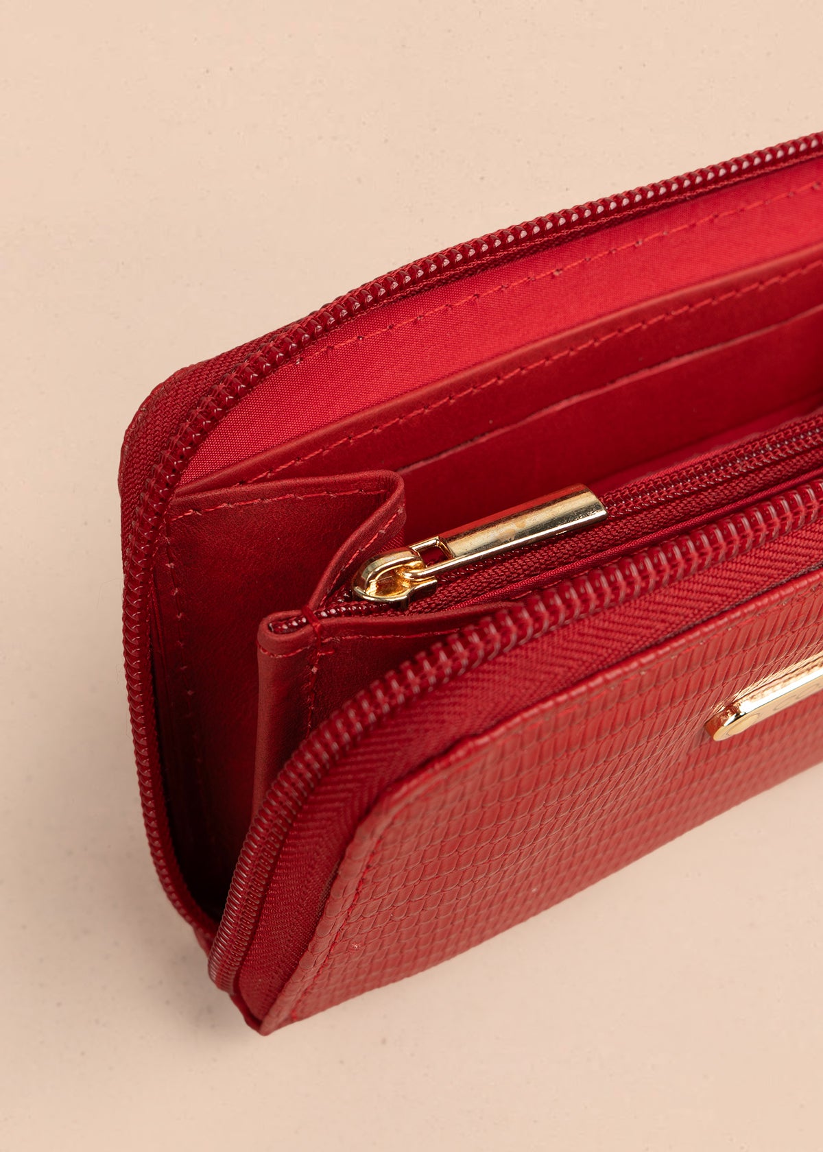 Billetera grande en cuero color rojo con texturizado 105321