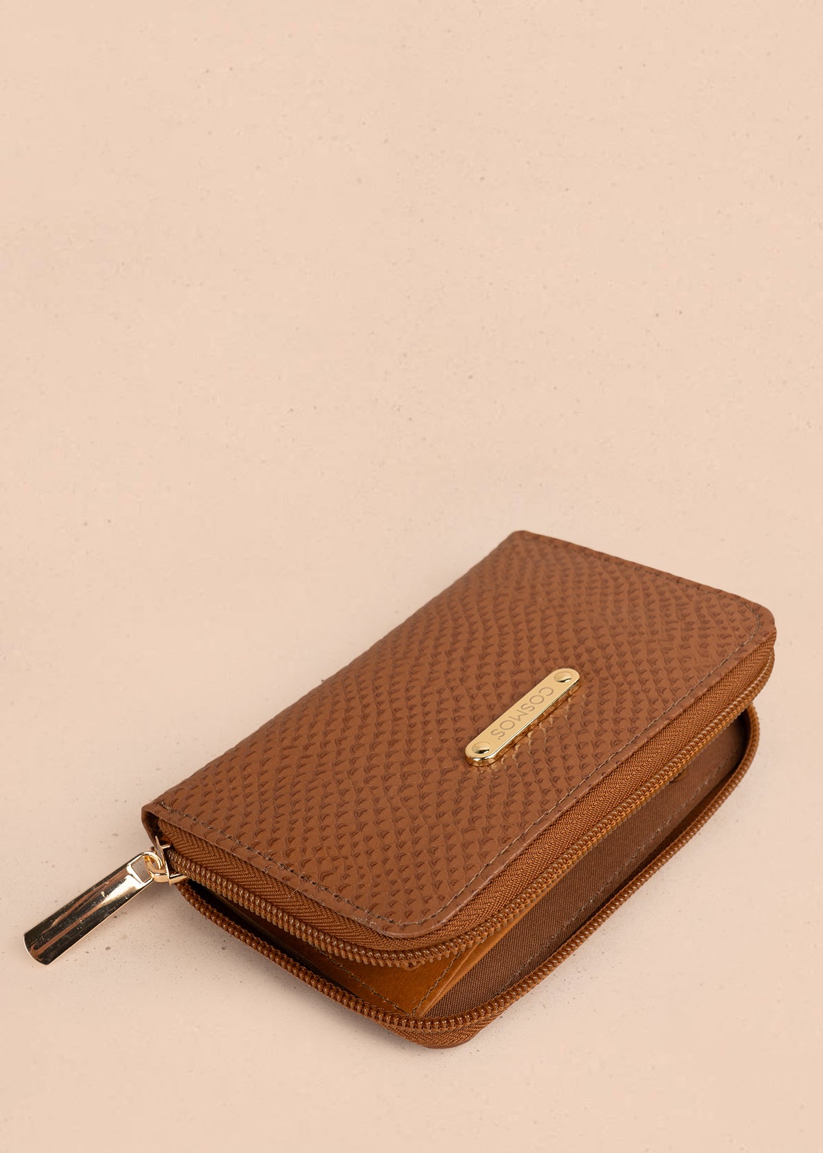 Billetera grande en cuero color tabaco con texturizado 105321