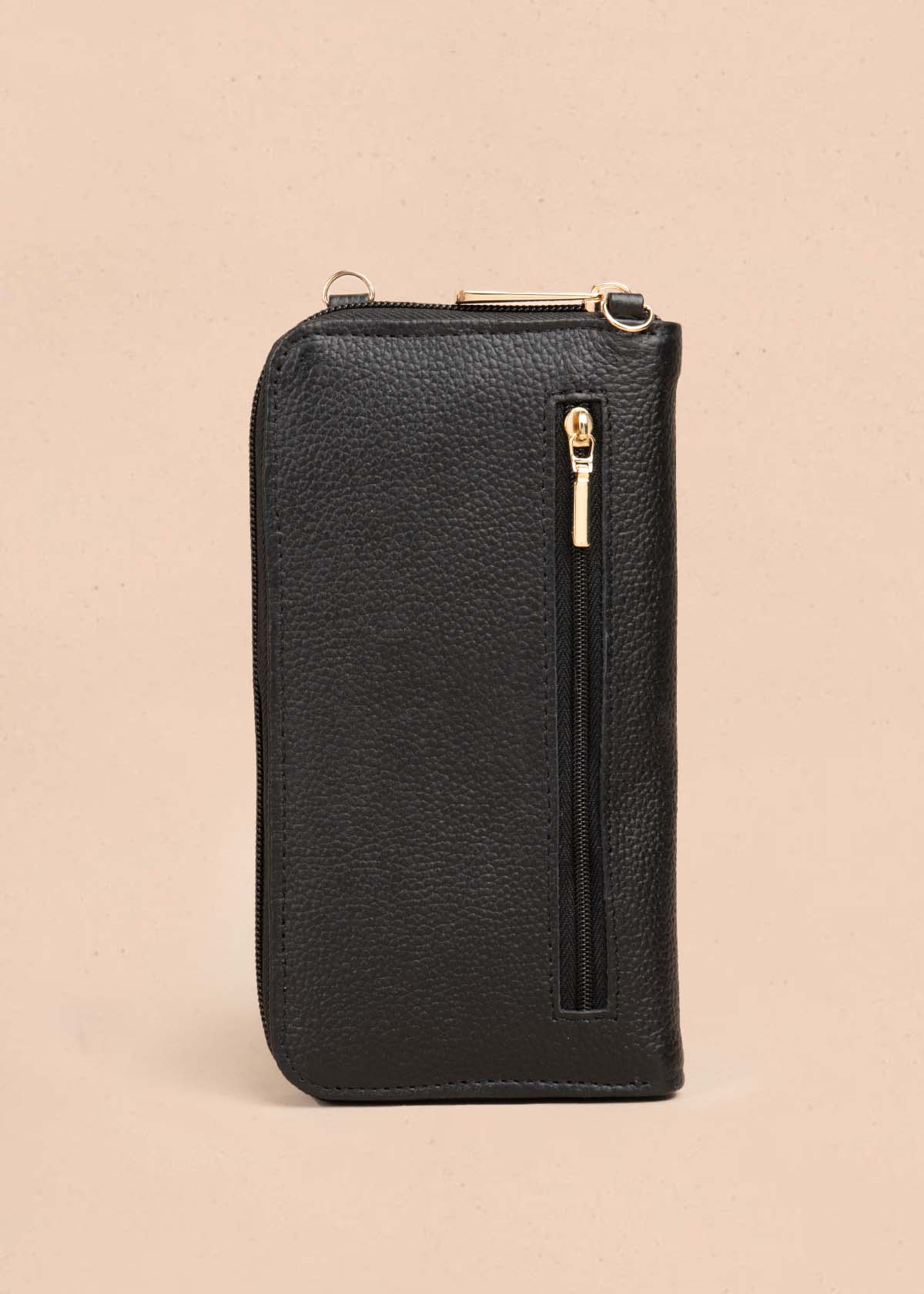 Porta celular en cuero color negro con bolsillo frontal 105322