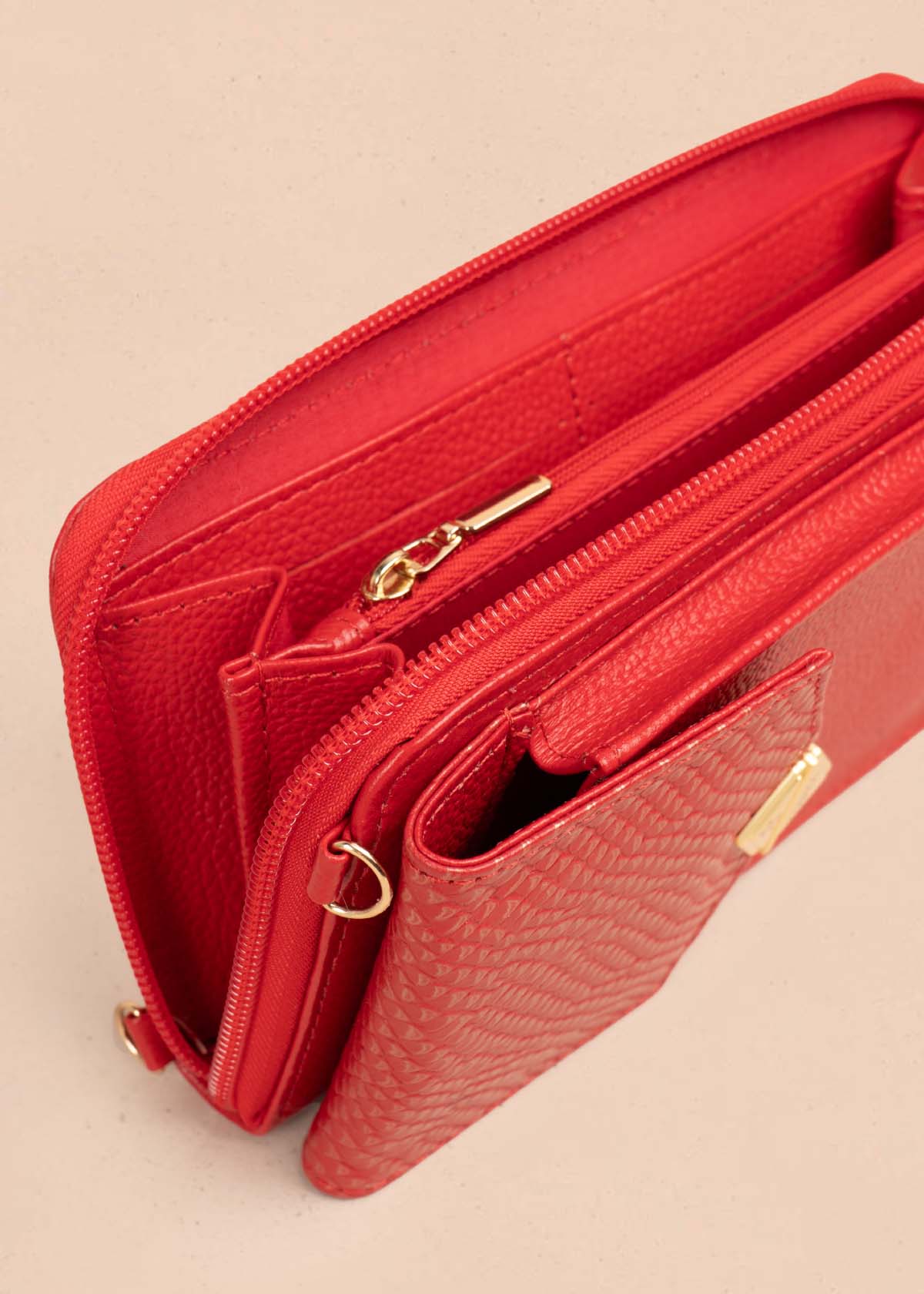 Porta celular en cuero color rojo con bolsillo frontal 105322