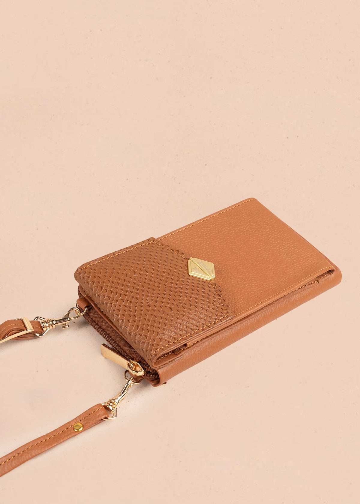 Porta celular en cuero color tabaco con bolsillo frontal 105322