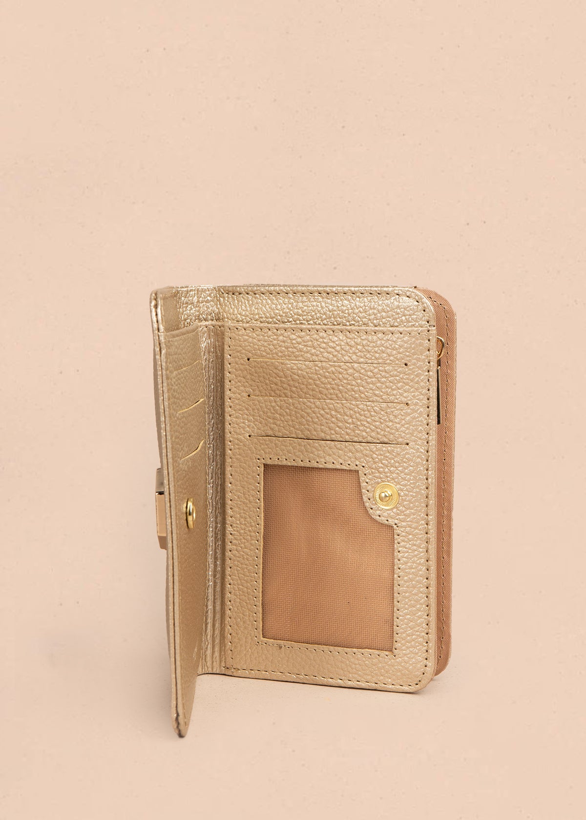 Billetera en cuero color dorado con detalle hexagonal 105323