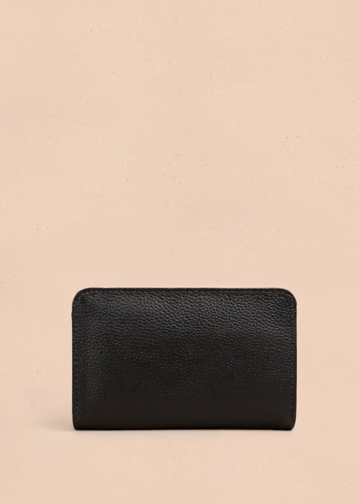 Billetera en cuero color negro con detalle hexagonal 105323