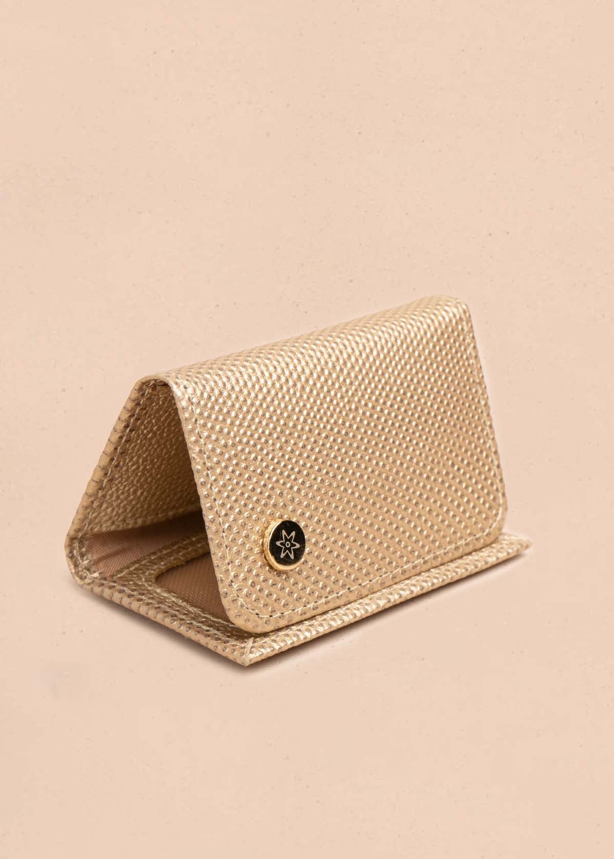 Porta llaves en cuero color dorado 105324
