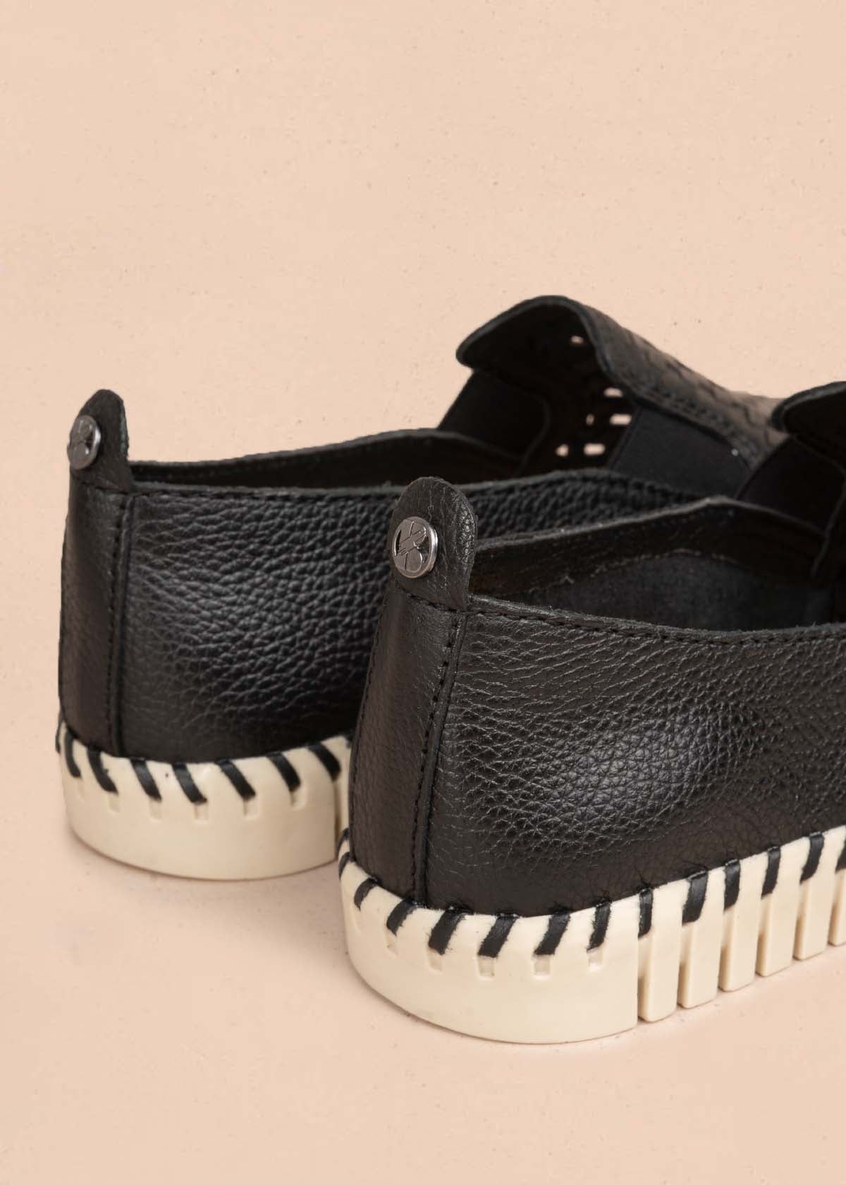 Zapatos cerrados en cuero color negro 105332