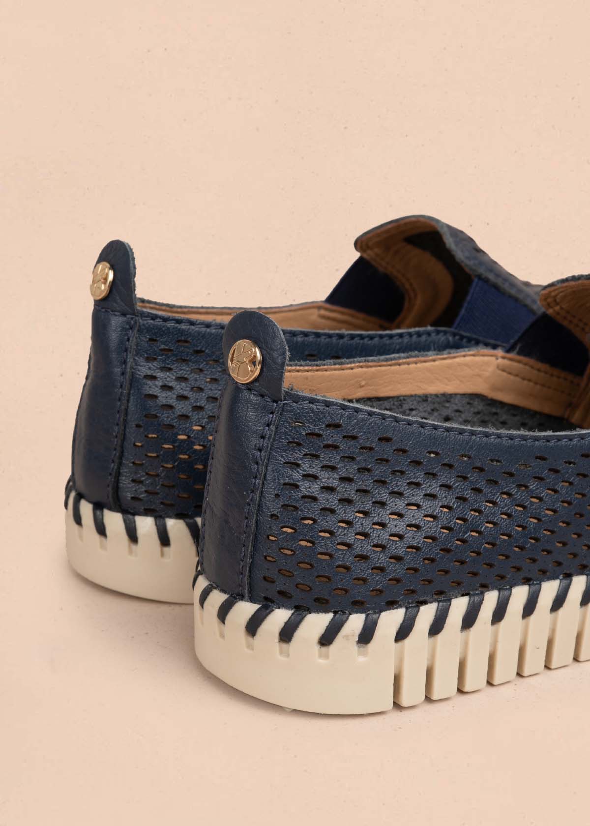 Zapatos cerrados en cuero color azul con perforaciones 105335