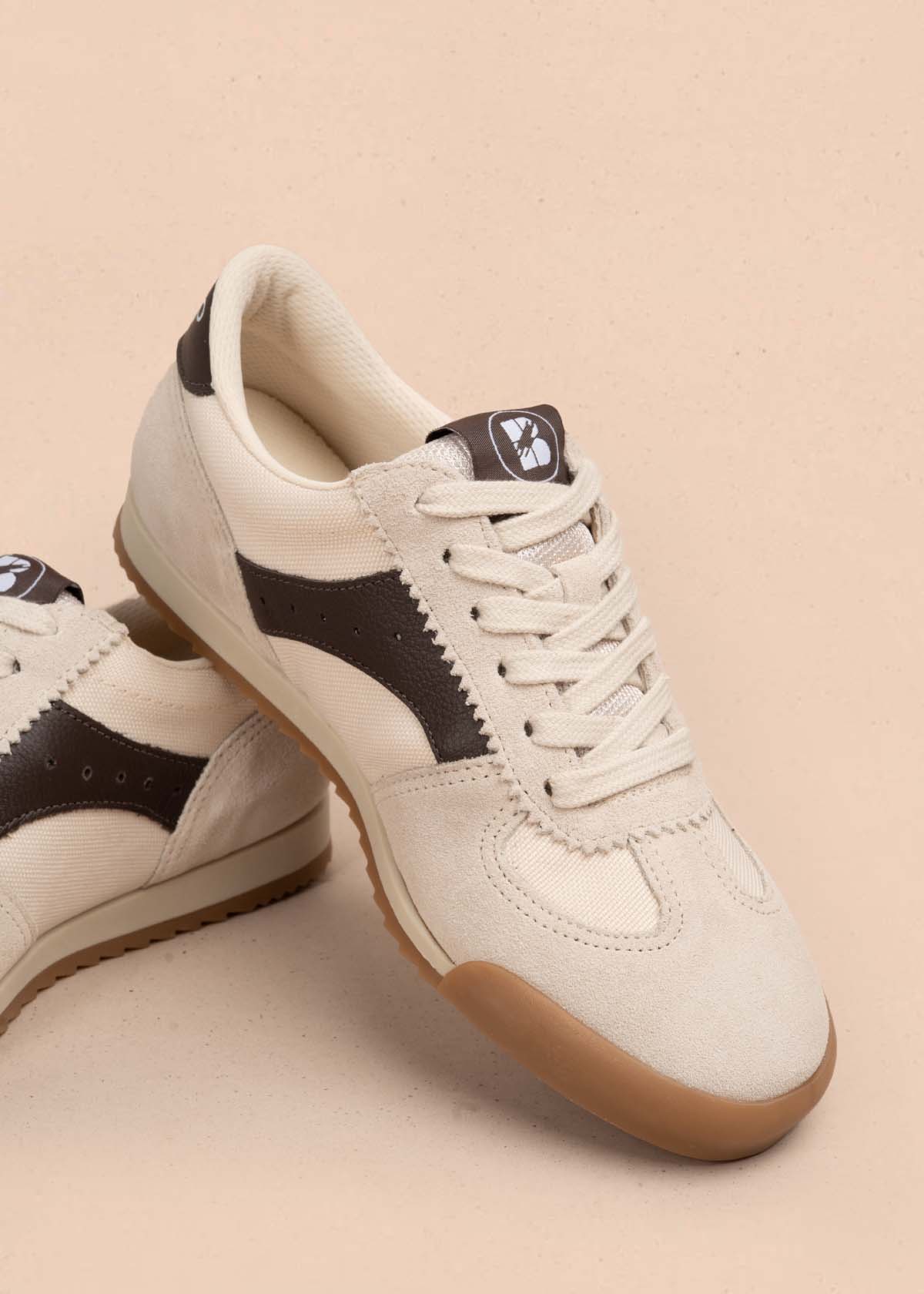 Tenis casuales en cuero color beige 105338