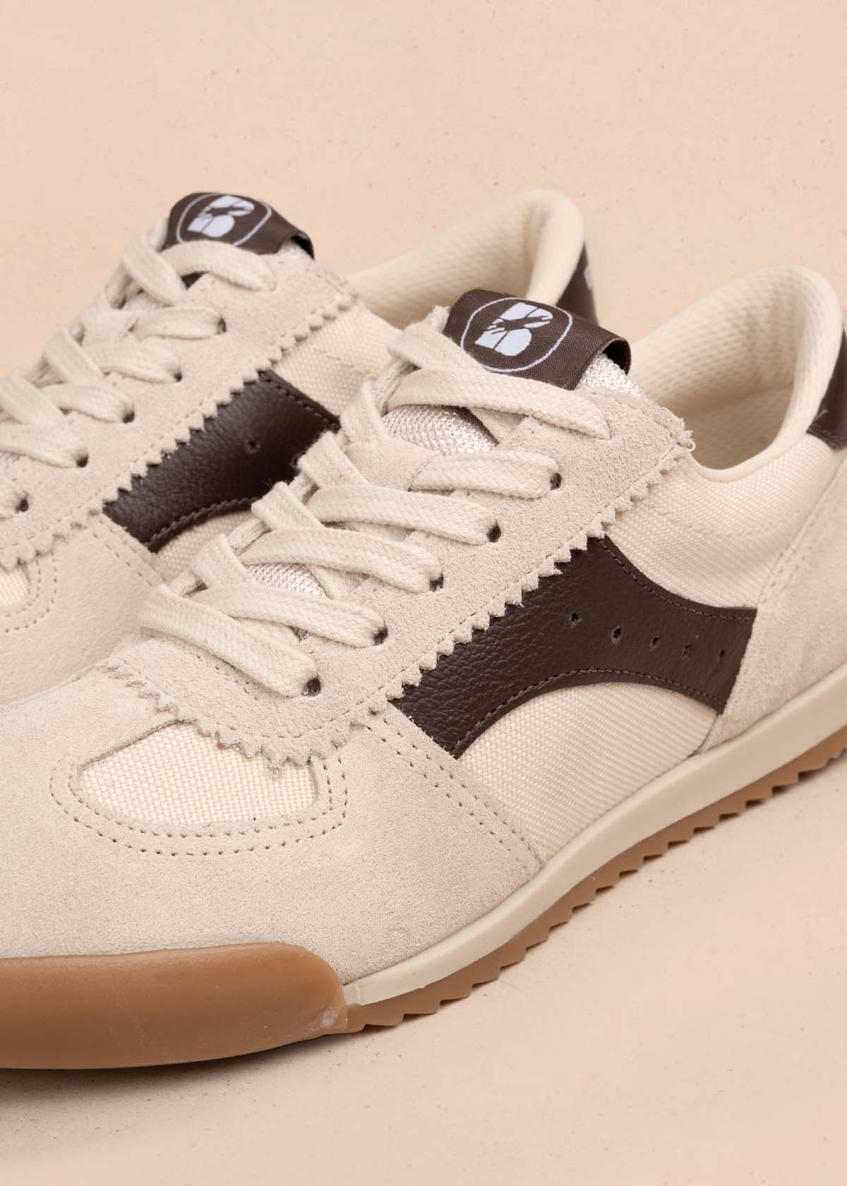 Tenis casuales en cuero color beige 105338