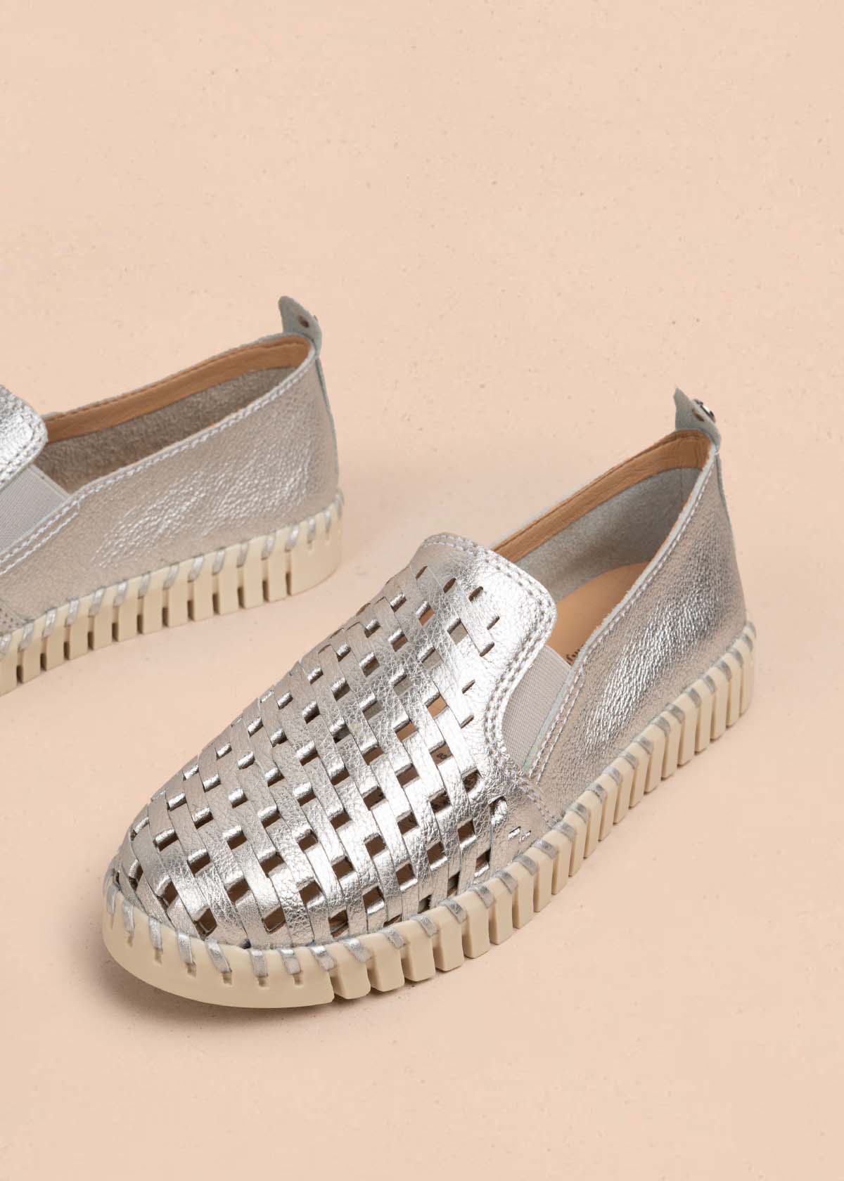 Zapatos cerrados en cuero color plata 105340