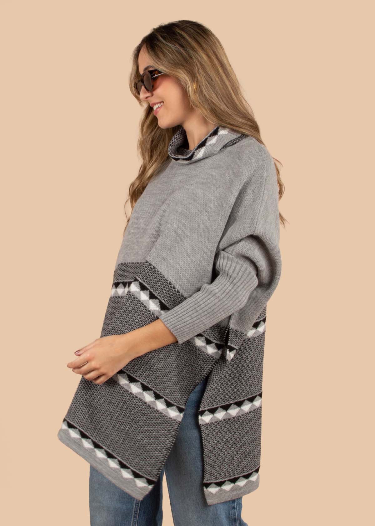Ruana tejida color gris con cuello alto 105341