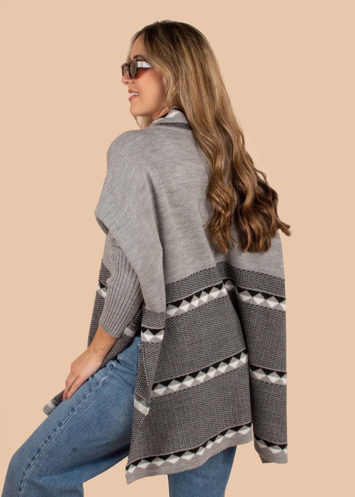 Ruana tejida color gris con cuello alto 105341