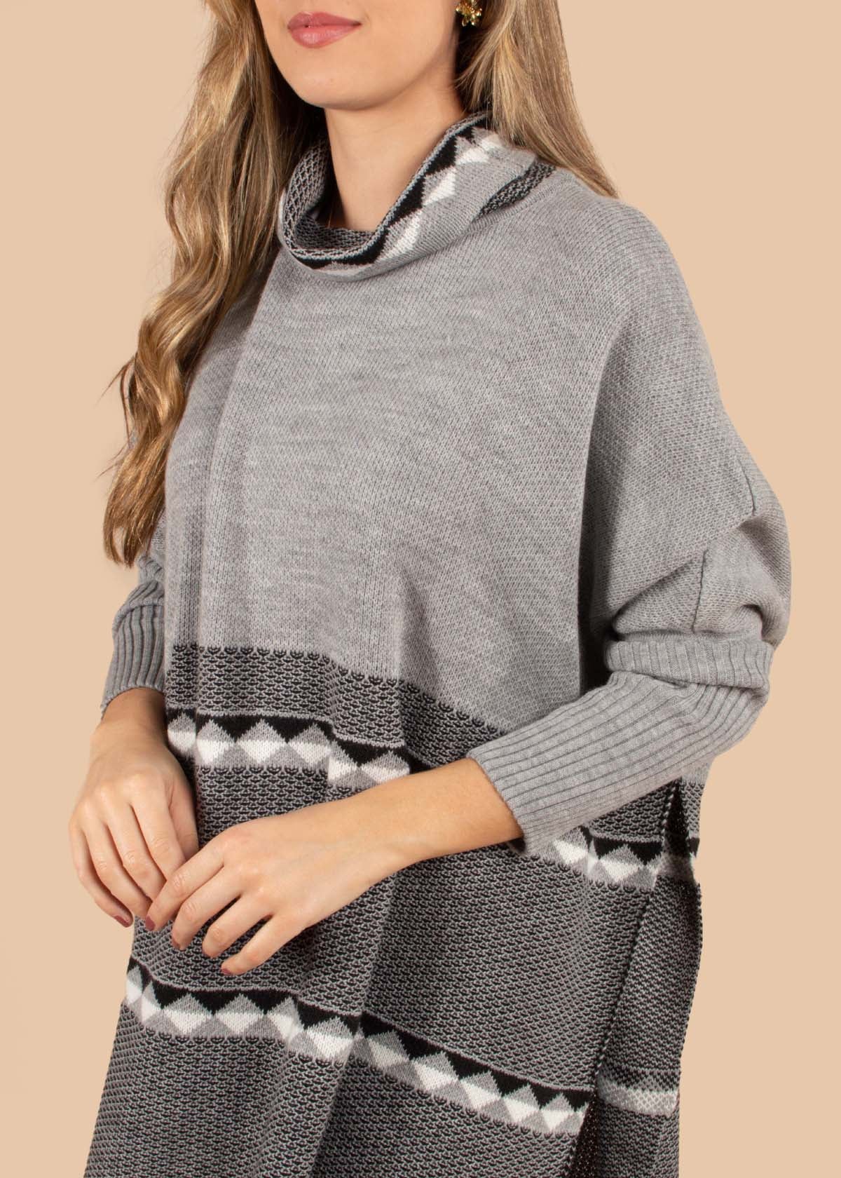 Ruana tejida color gris con cuello alto 105341