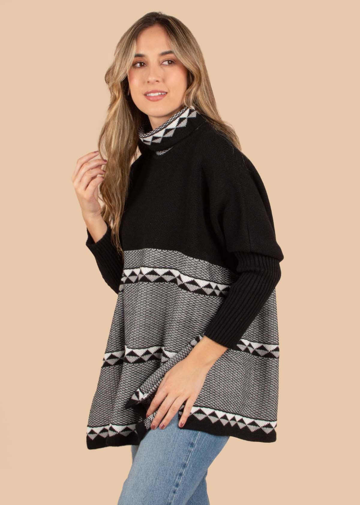 Ruana tejida color negro con cuello alto 105341