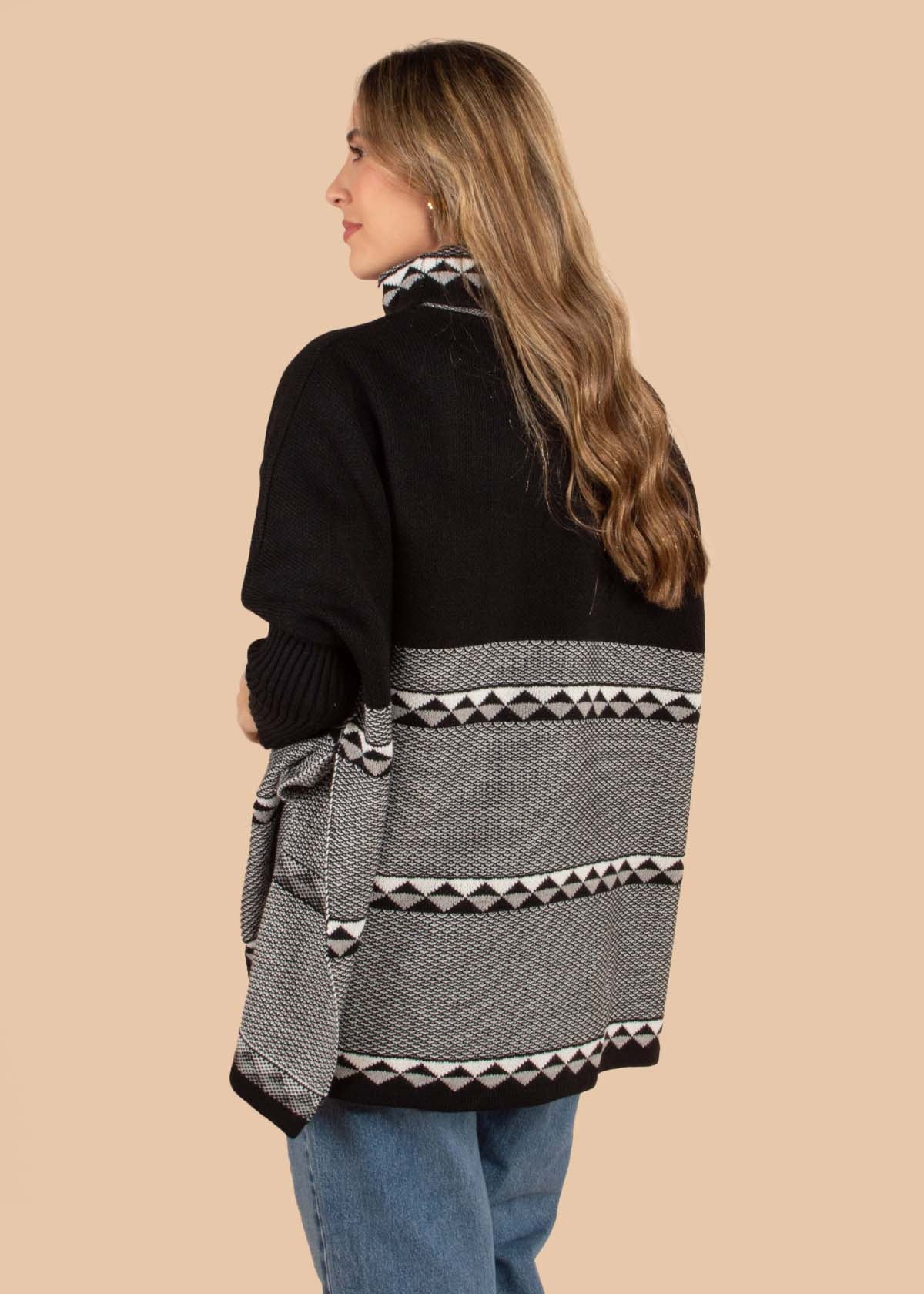 Ruana tejida color negro con cuello alto 105341