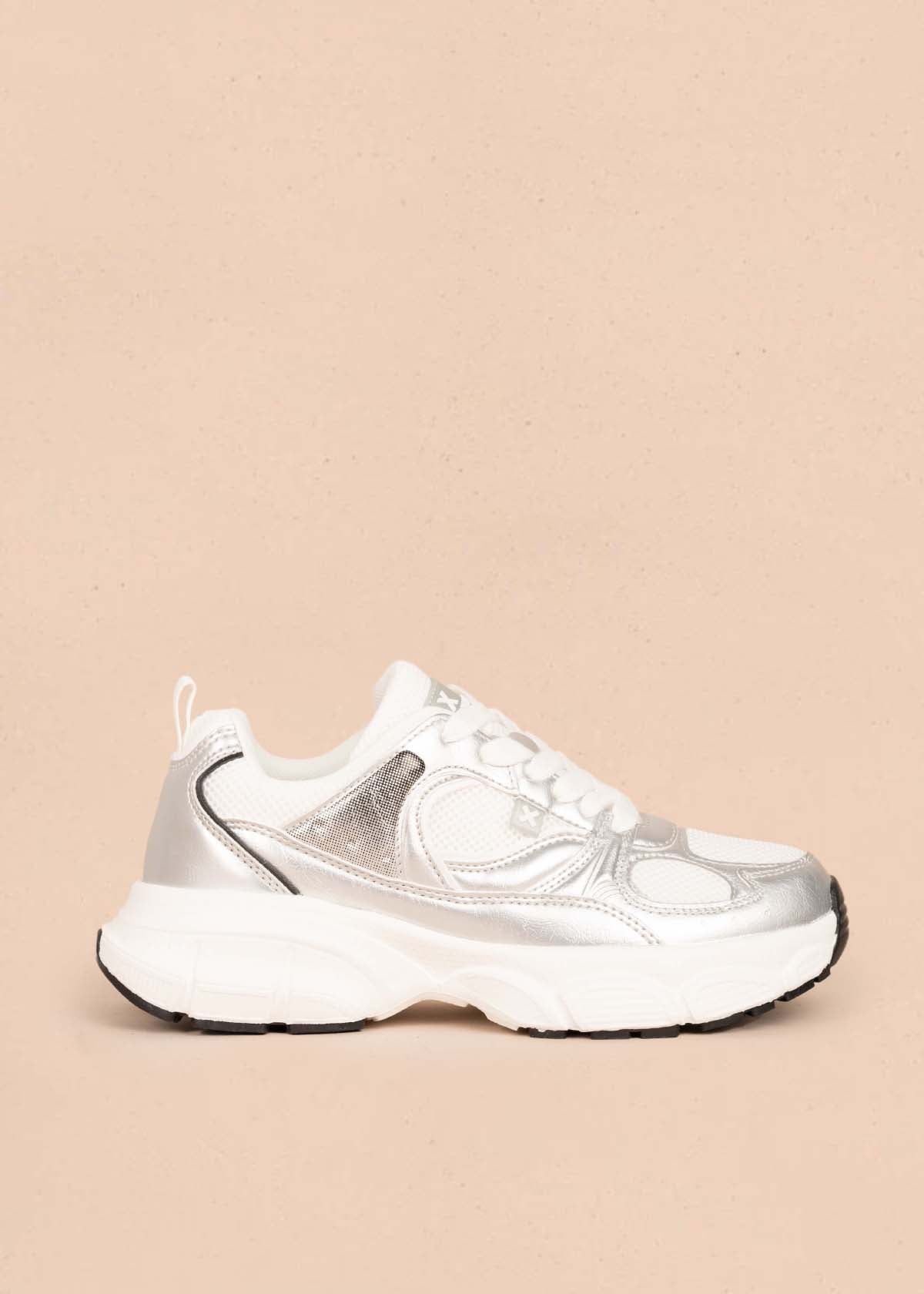 Tenis deportivos color plata 105348