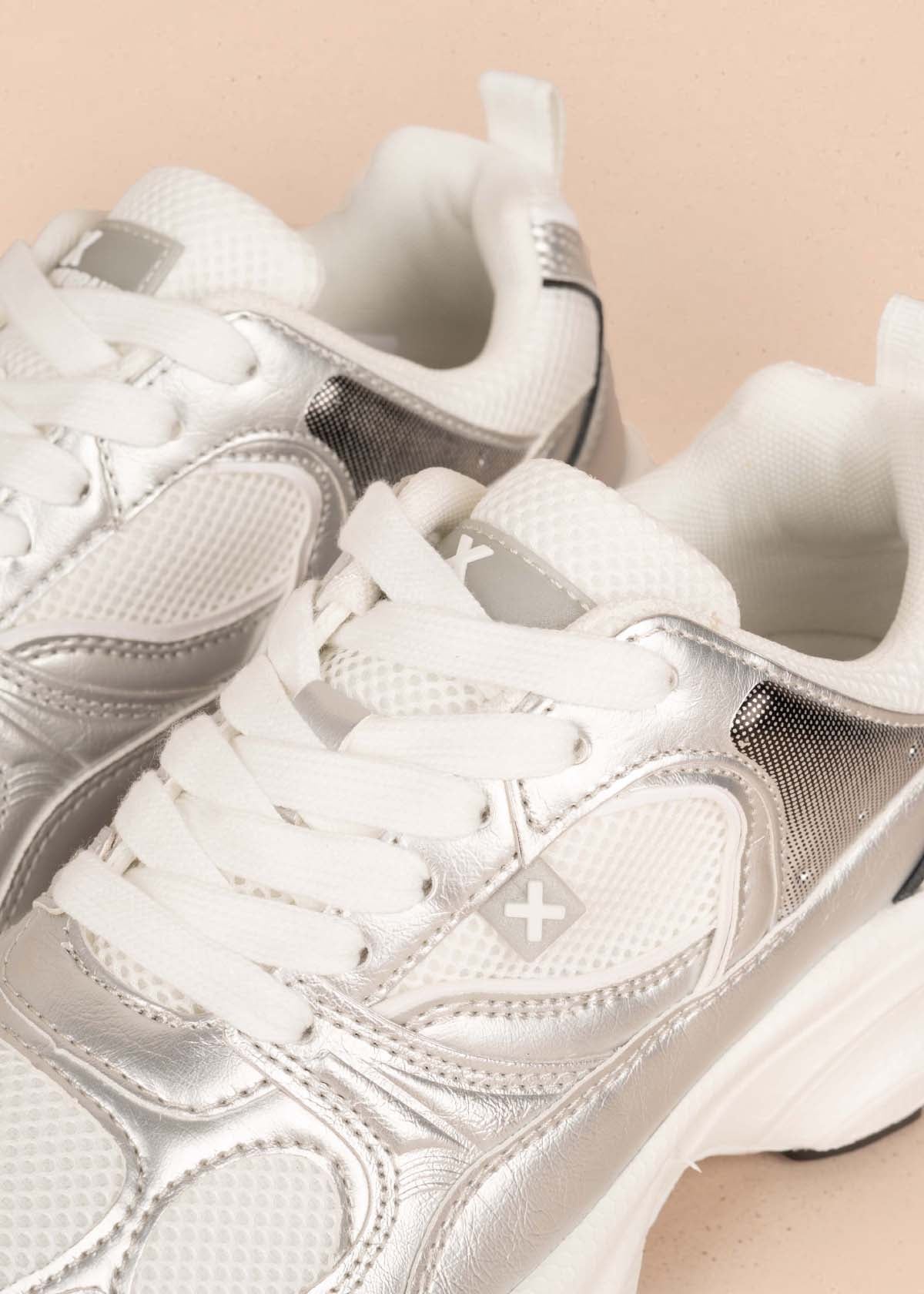 Tenis deportivos color plata 105348