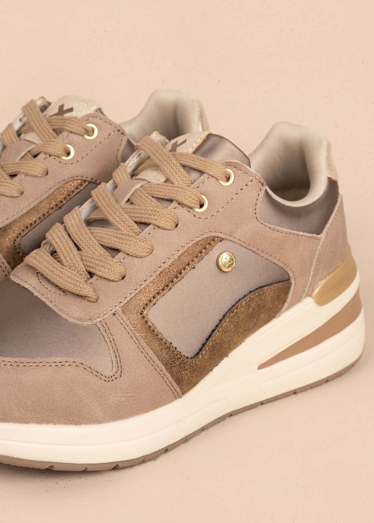 Tenis casuales color taupe 105349