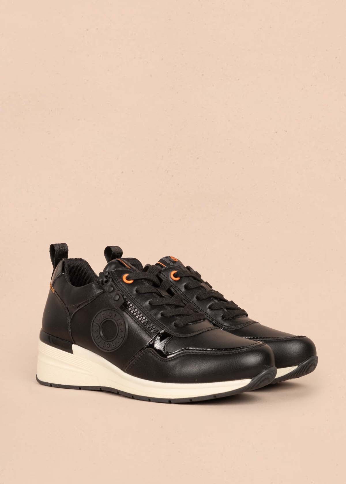 Tenis casuales color negro con cierre lateral 105350
