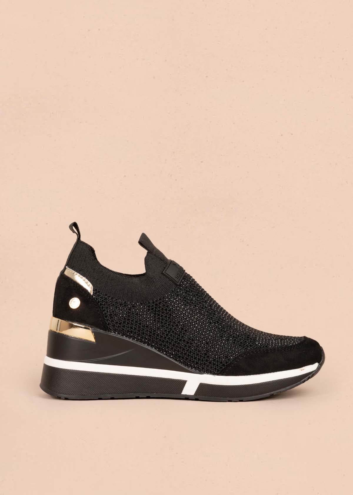 Tenis deportivos color negro con detalles dorado 105351