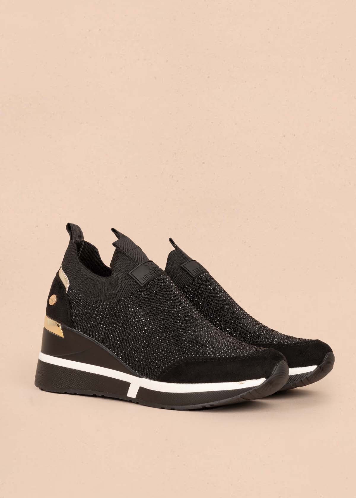 Tenis deportivos color negro con detalles dorado 105351