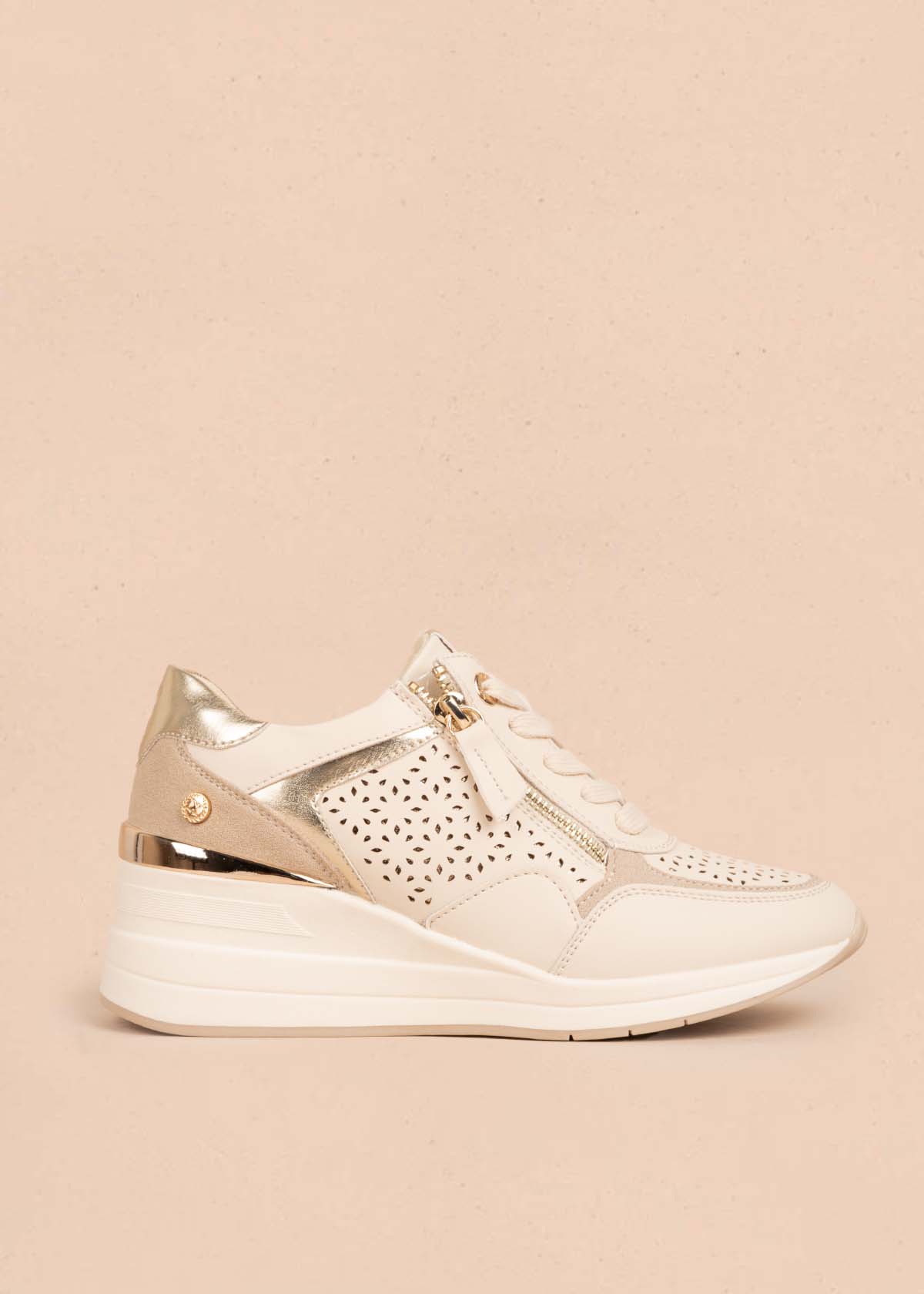Tenis casuales color beige con perforaciones y cierre lateral 105354