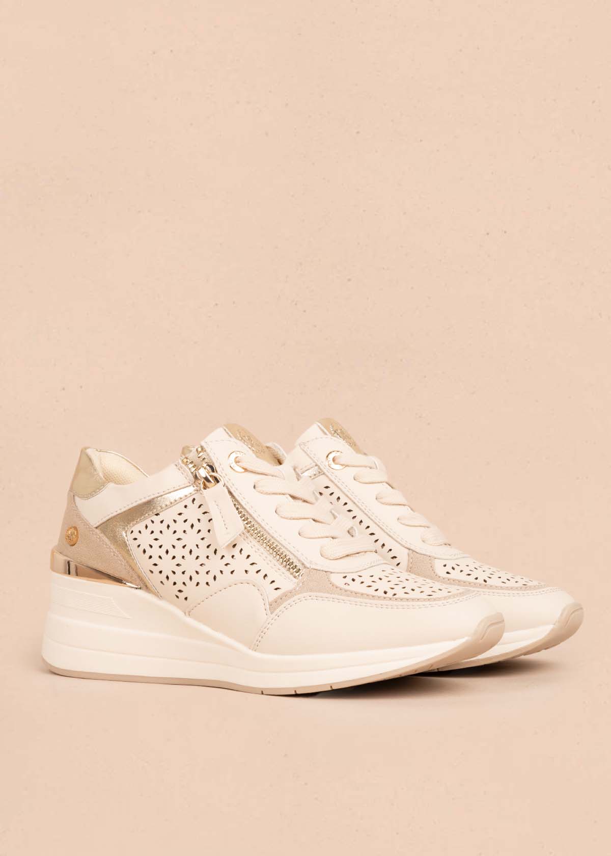 Tenis casuales color beige con perforaciones y cierre lateral 105354