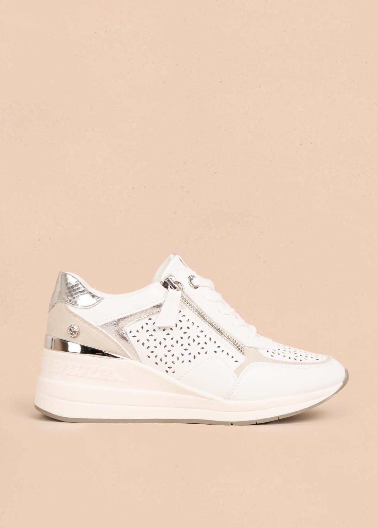 Tenis casuales color blanco con perforaciones y cierre lateral 105354