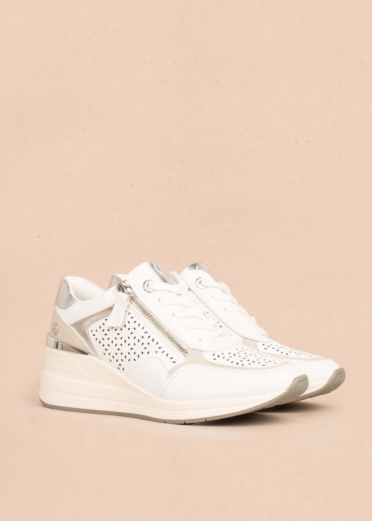 Tenis casuales color blanco con perforaciones y cierre lateral 105354